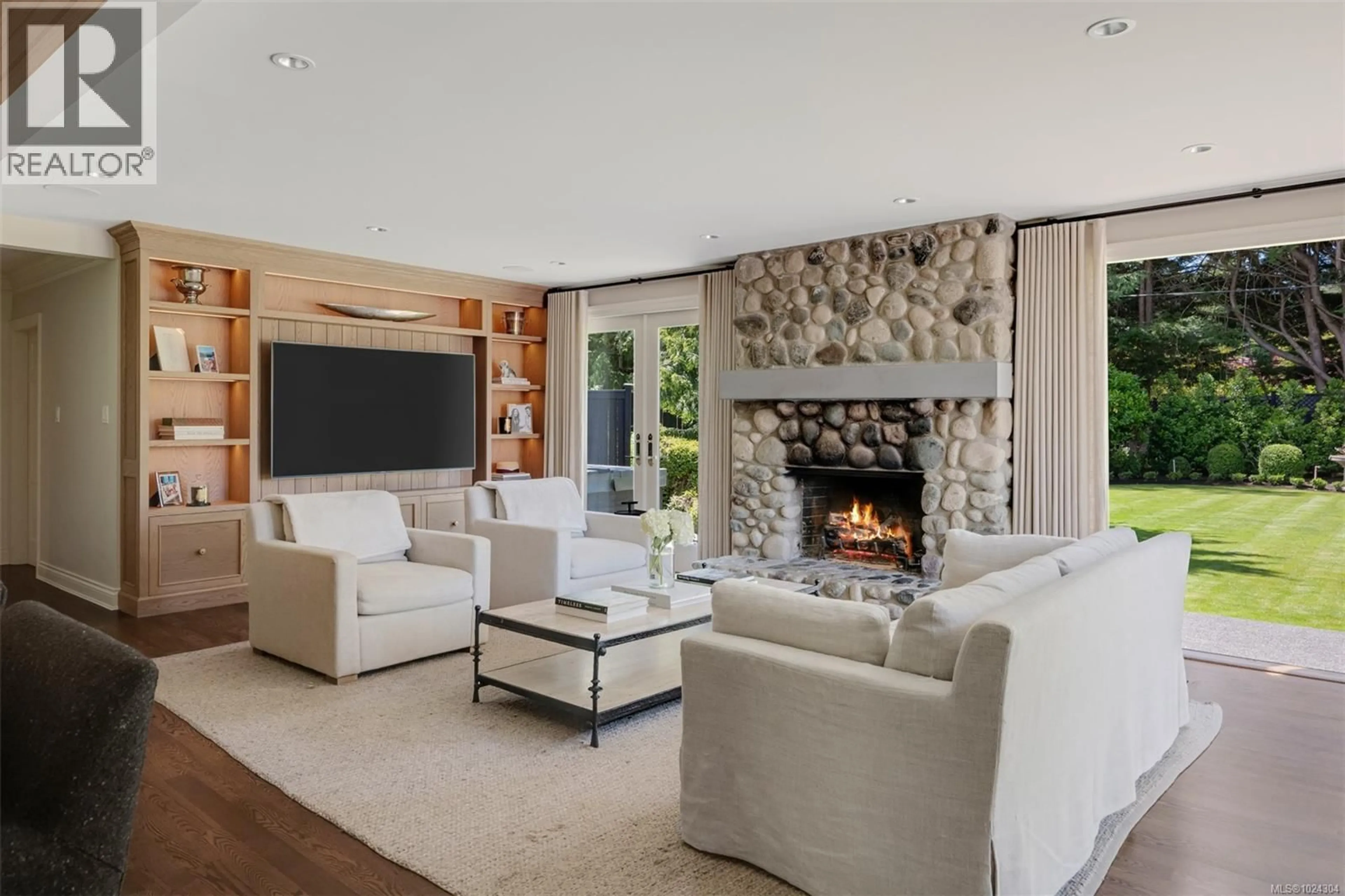 Living room with furniture, unknown for 3270 BEACH DRIVE, Oak Bay British Columbia V8R6M1