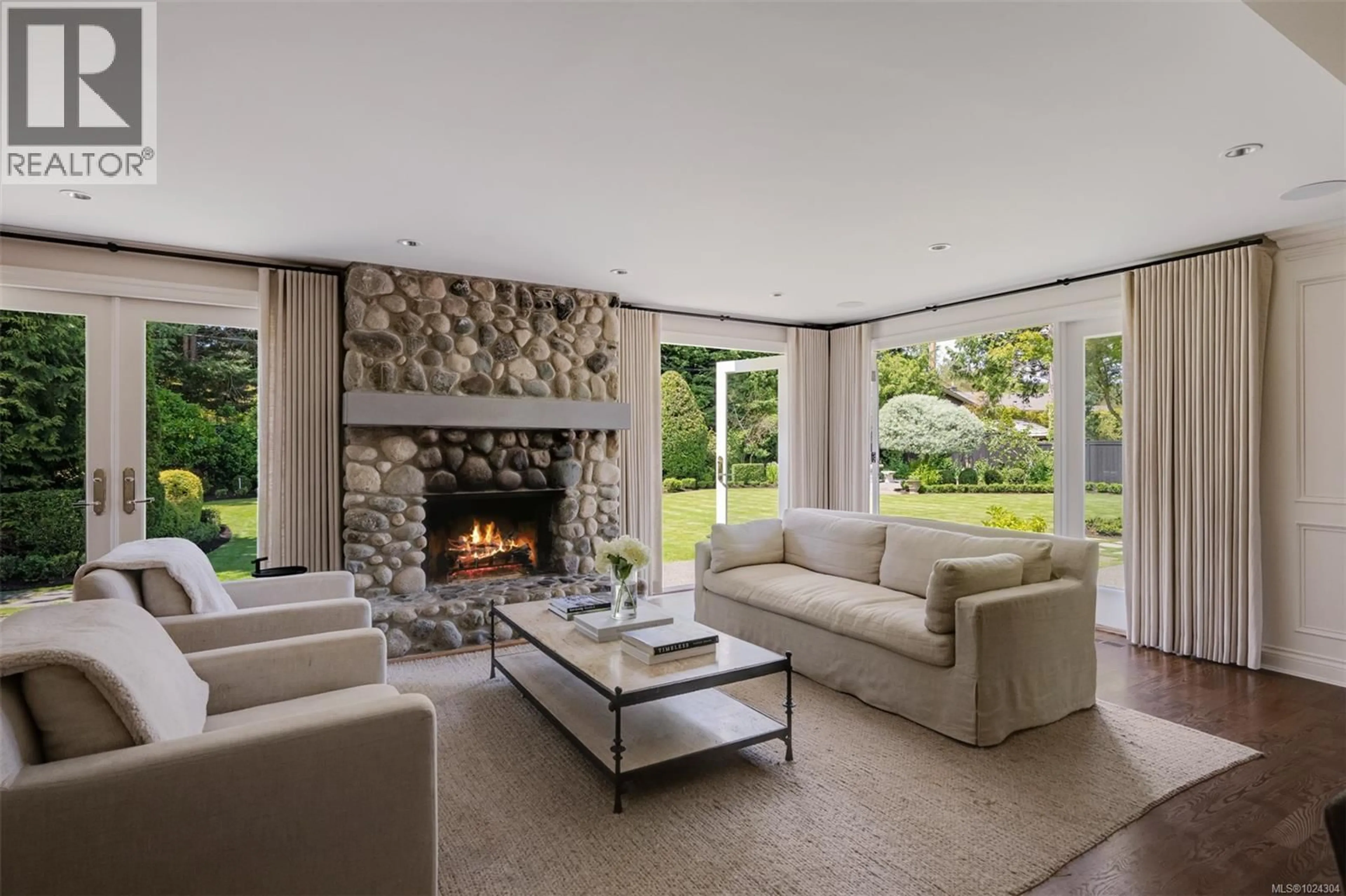 Living room with furniture, unknown for 3270 BEACH DRIVE, Oak Bay British Columbia V8R6M1