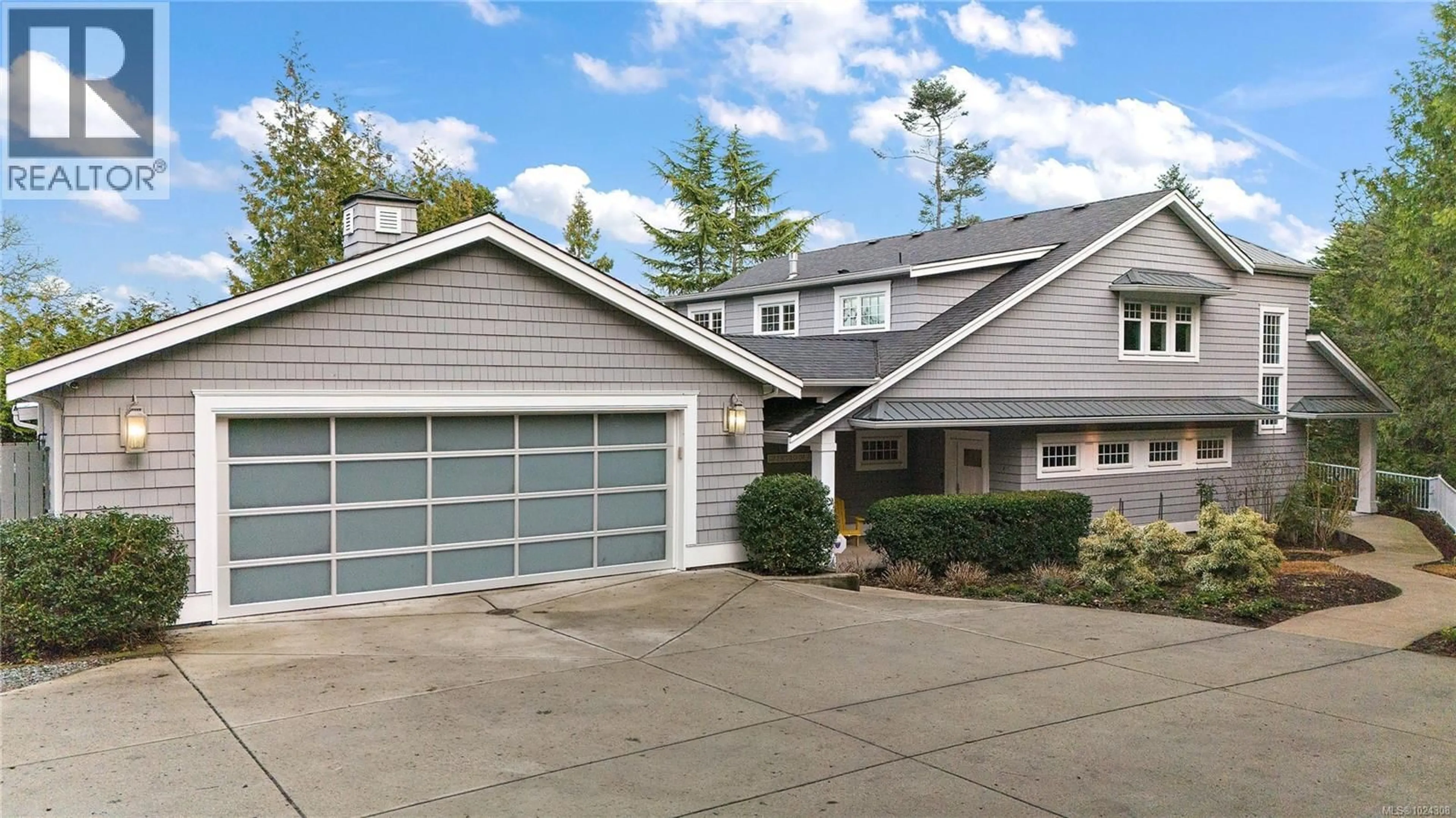 Home with vinyl exterior material, street for 8401 LOCHSIDE DRIVE, Central Saanich British Columbia V8M1T9