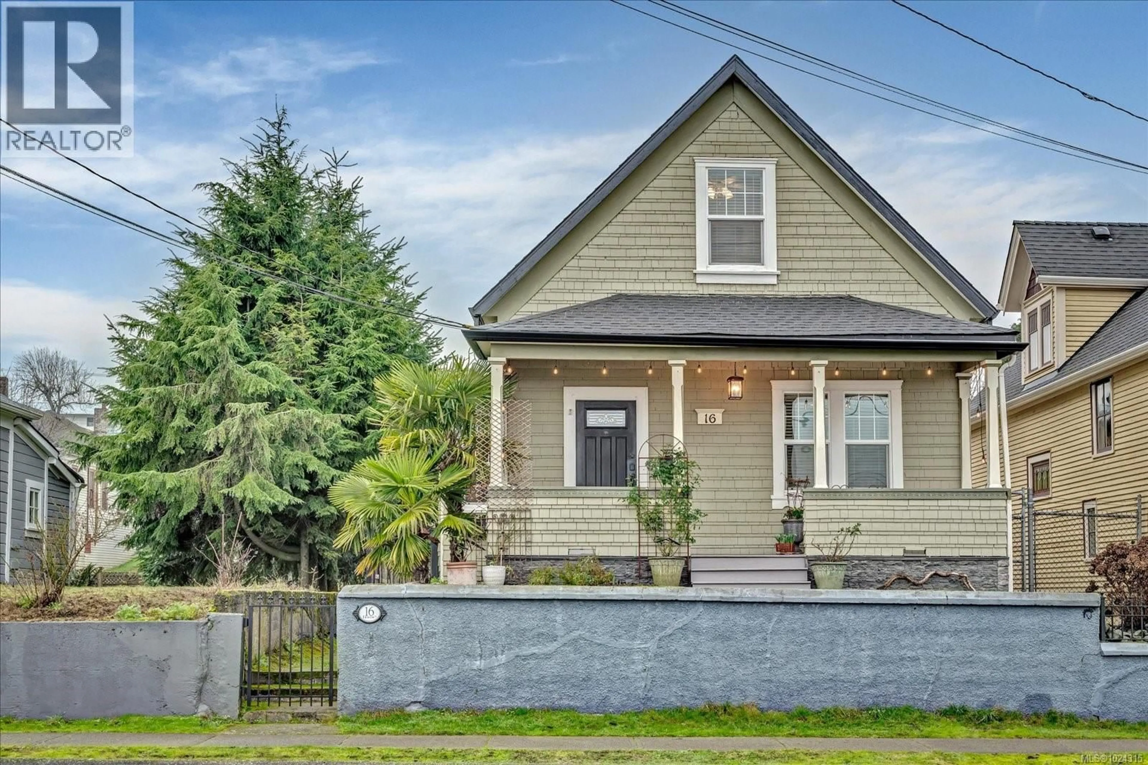 Home with vinyl exterior material, street for 16 IRWIN STREET, Nanaimo British Columbia V9R4X1