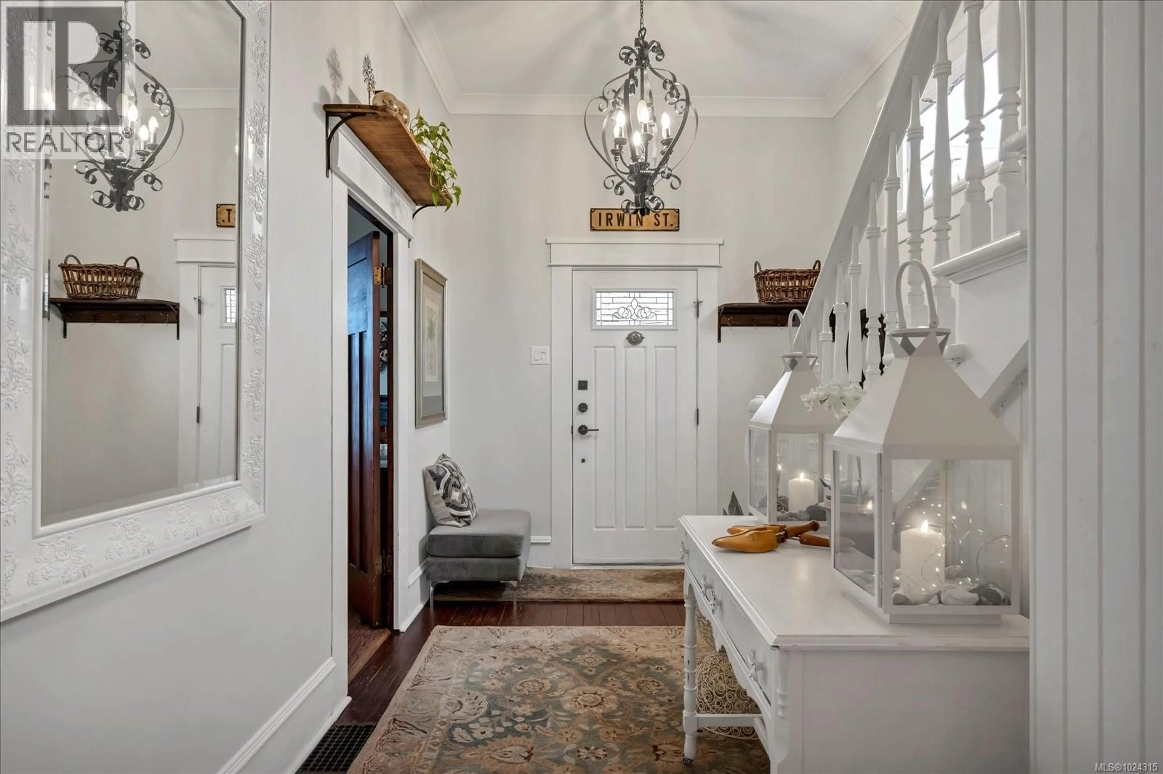 Indoor entryway for 16 IRWIN STREET, Nanaimo British Columbia V9R4X1