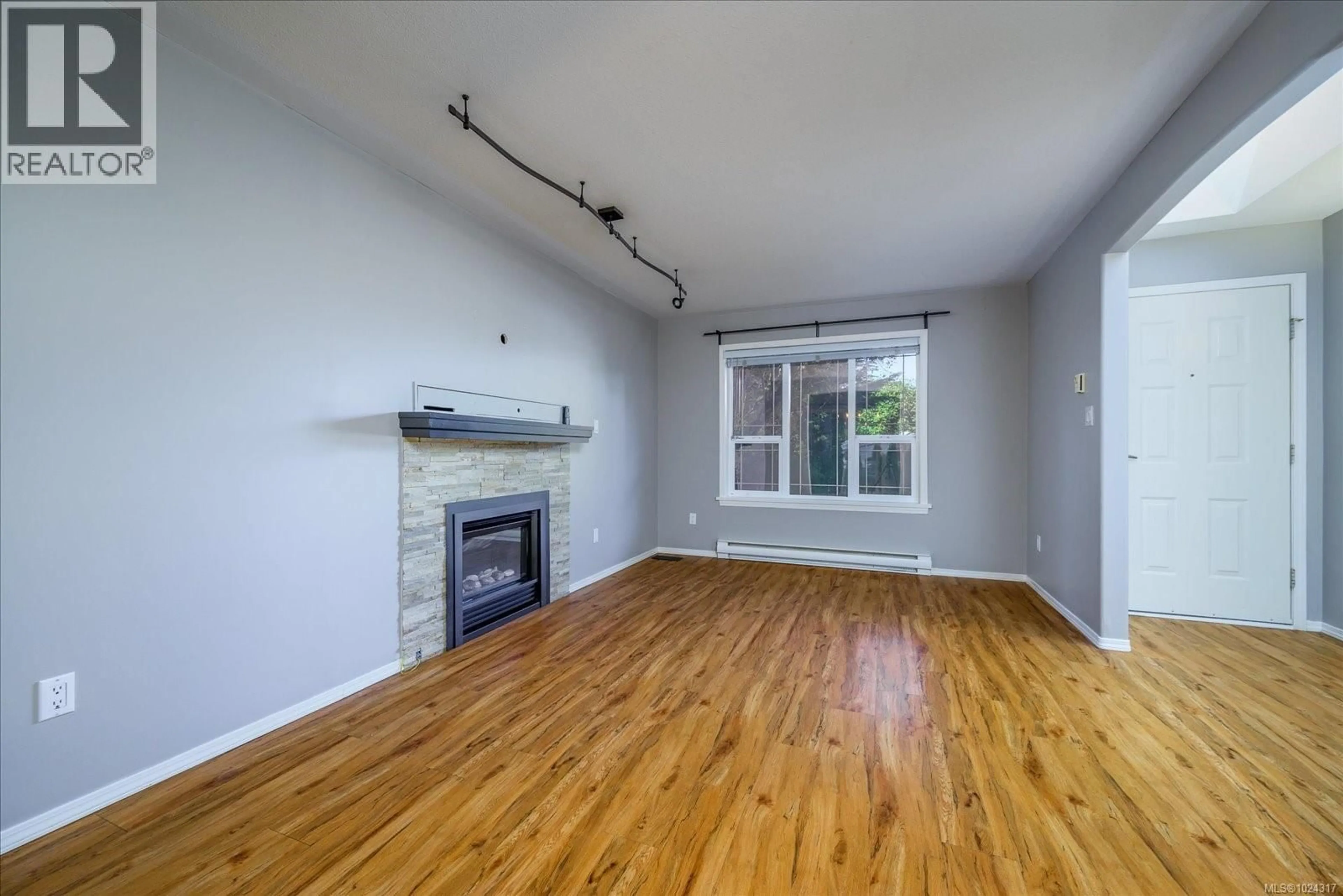 Living room with furniture, wood/laminate floor for 909 BROOKFIELD PLACE, Nanaimo British Columbia V9R6P4