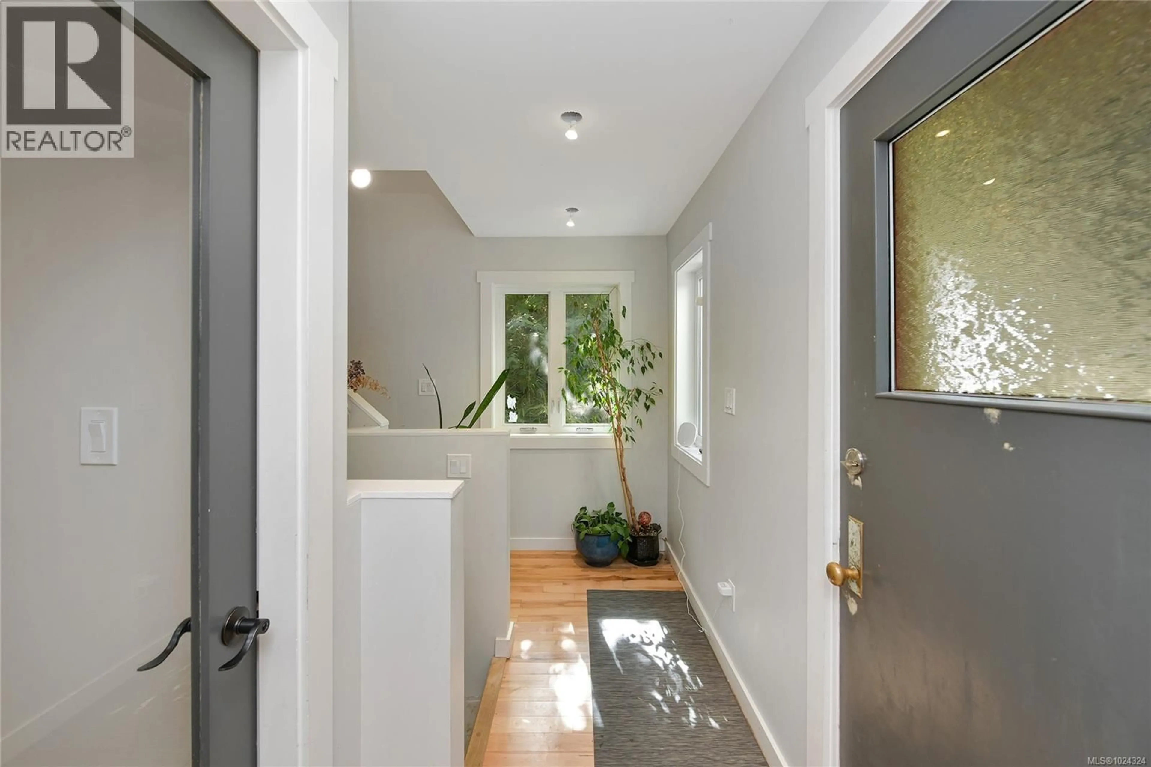 Indoor entryway for 260 PLOWRIGHT ROAD, View Royal British Columbia V9B1P3