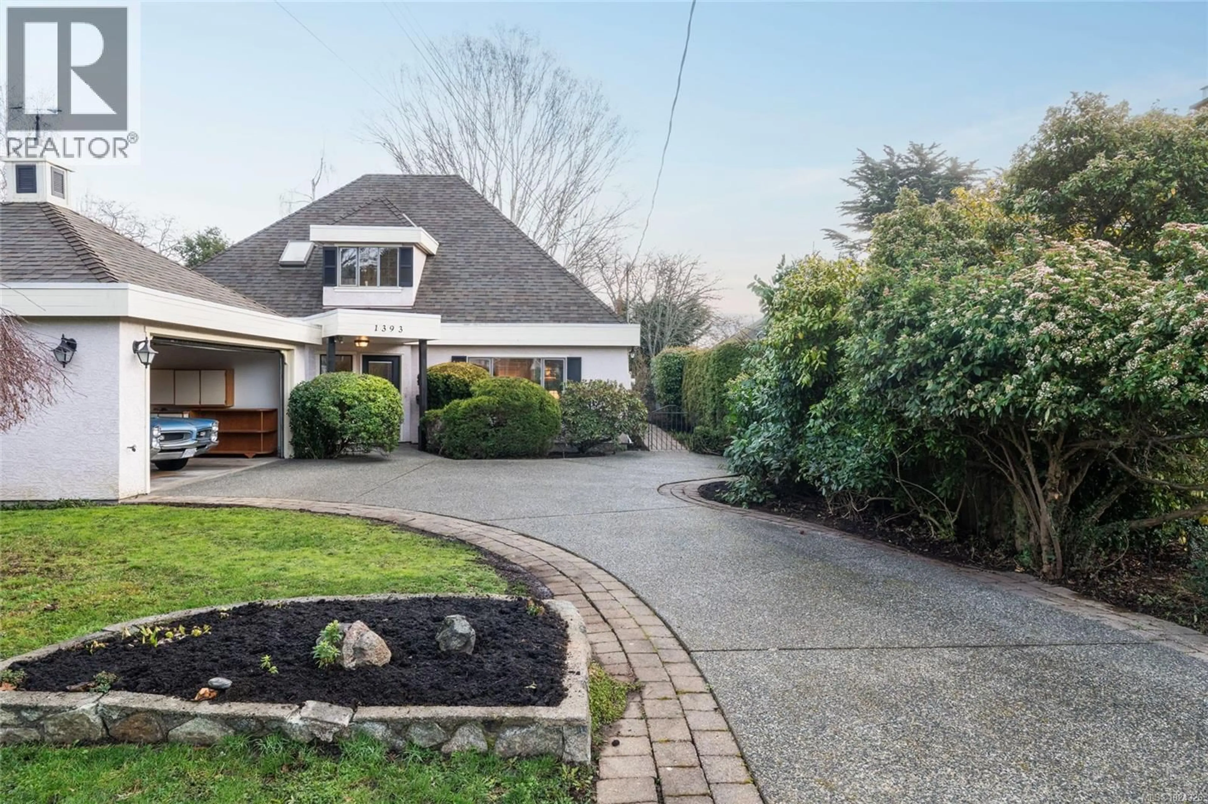 A pic from outside/outdoor area/front of a property/back of a property/a pic from drone, street for 1393 MONTEREY AVENUE, Oak Bay British Columbia V8S4V9