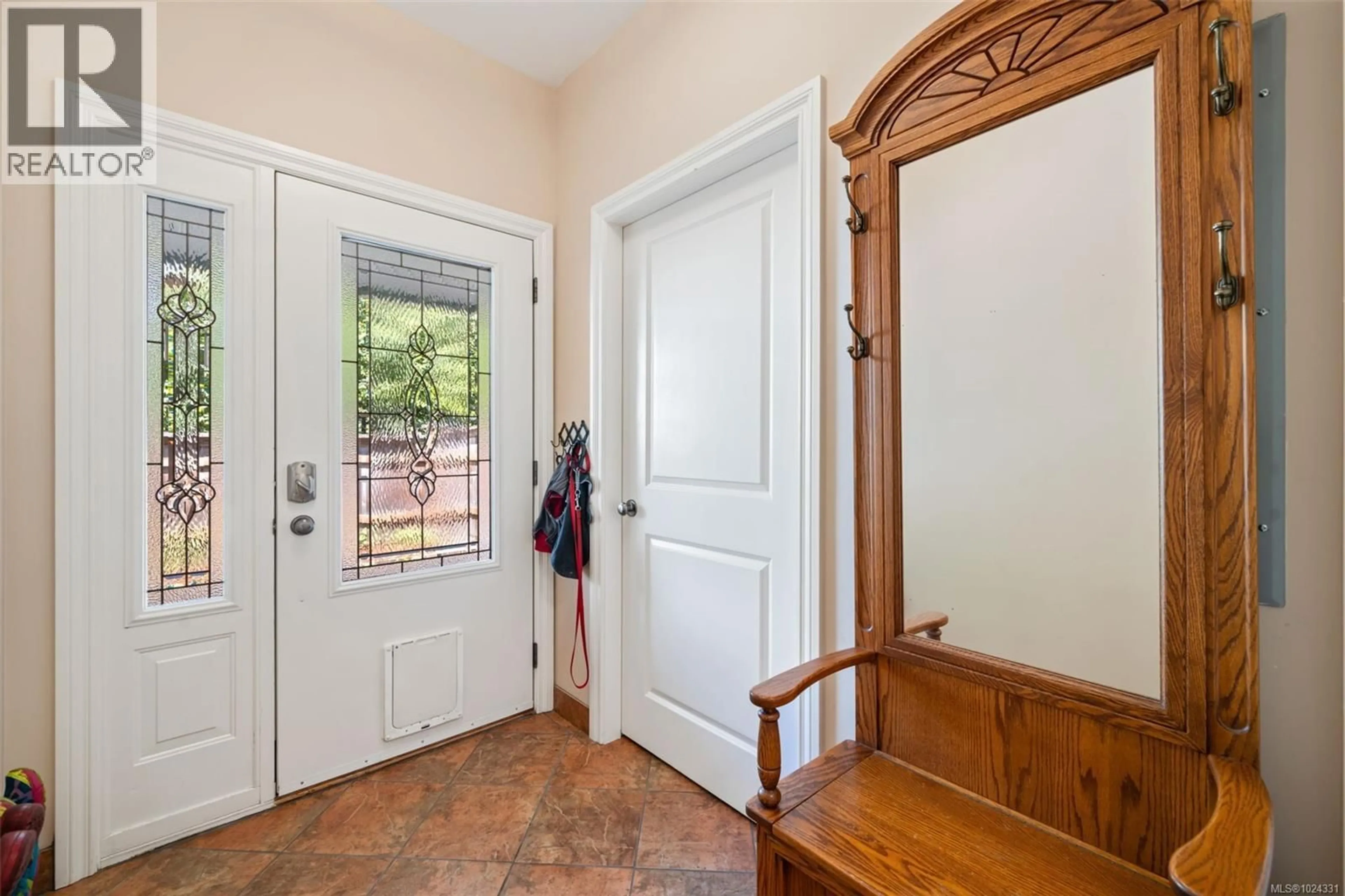 Indoor entryway for 1286 OCEAN VIEW DRIVE, Saanich British Columbia V8P1J7