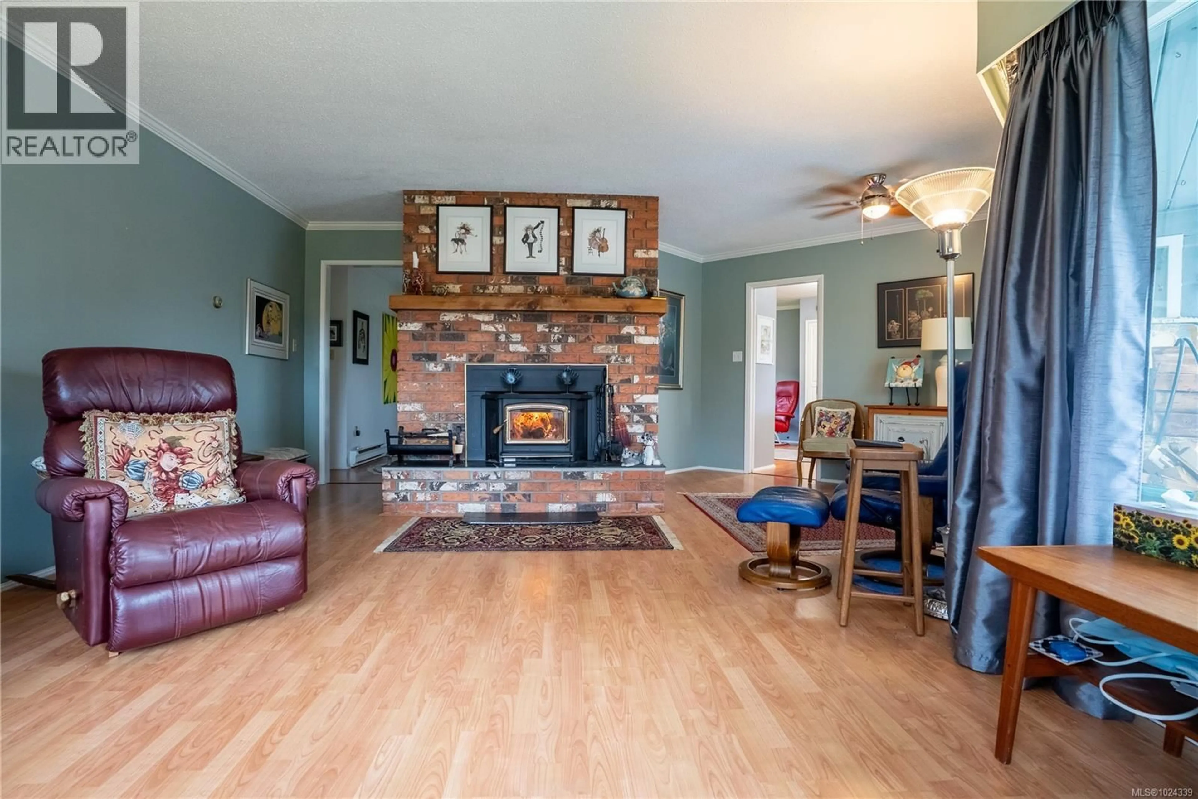 Living room with furniture, wood/laminate floor for 6327 LANSDOWNE PLACE, Duncan British Columbia V9L5R2