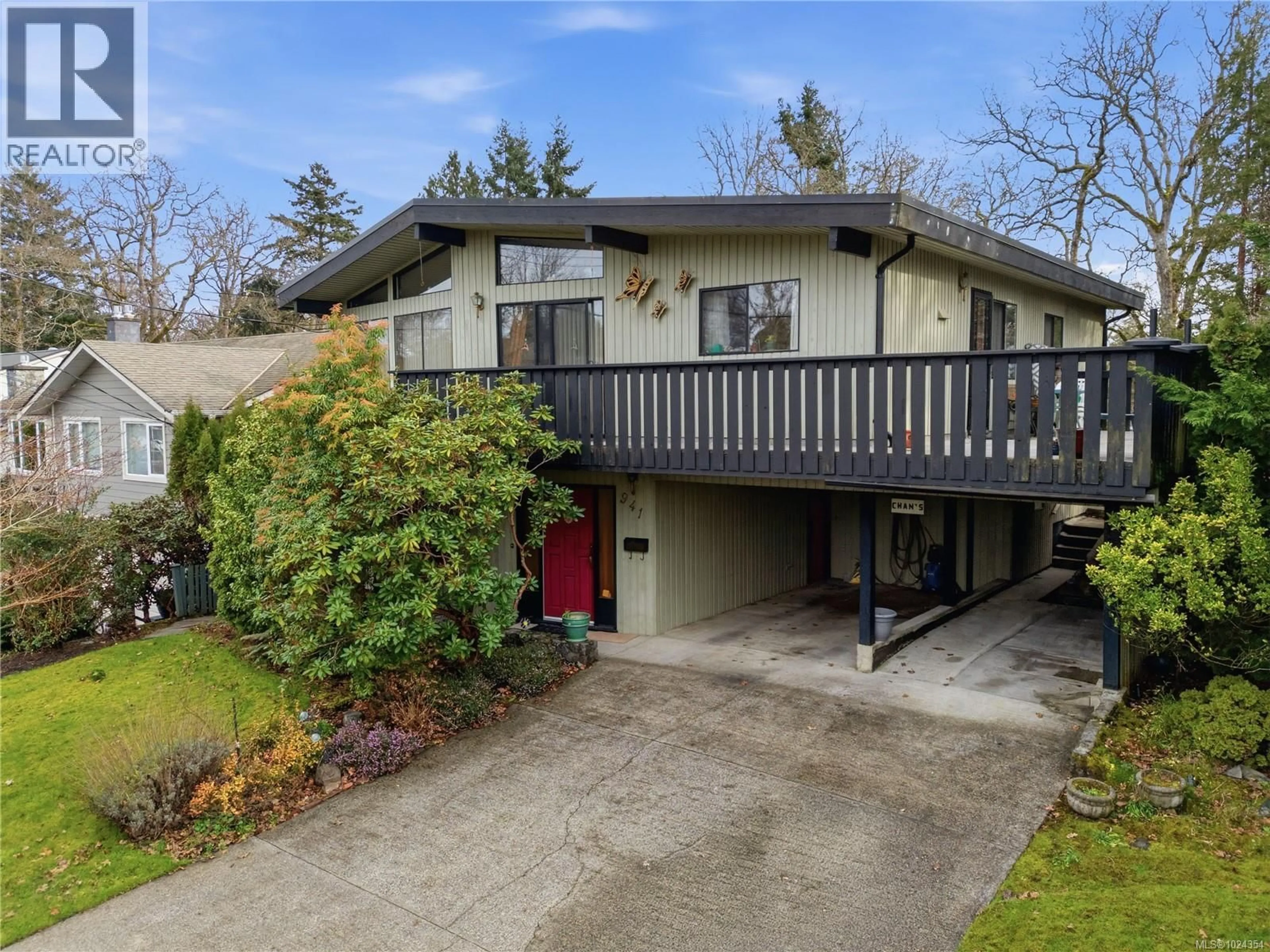 A pic from outside/outdoor area/front of a property/back of a property/a pic from drone, street for 941 LUCAS AVENUE, Saanich British Columbia V8X4E6