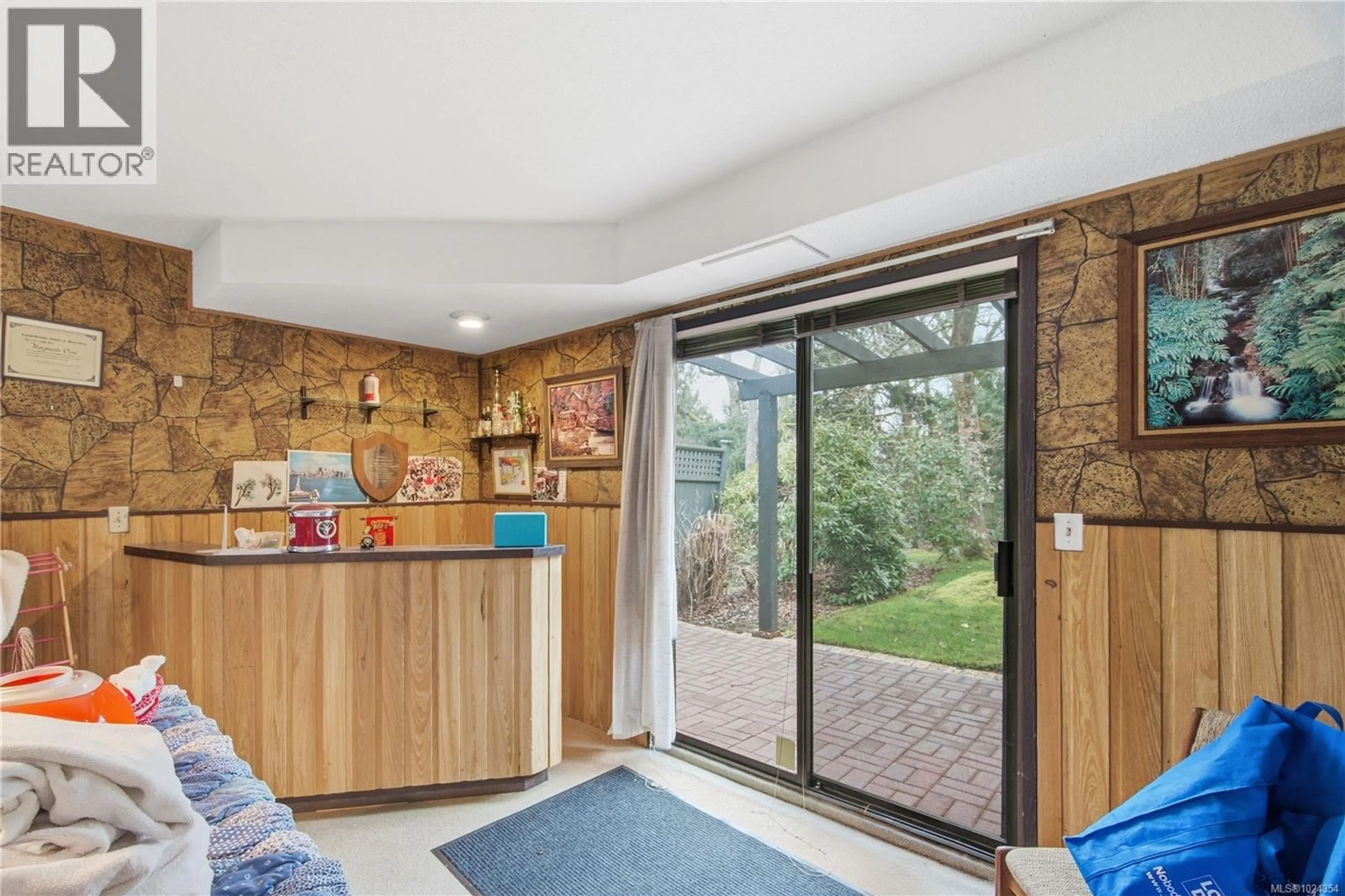 Unknown for 941 LUCAS AVENUE, Saanich British Columbia V8X4E6