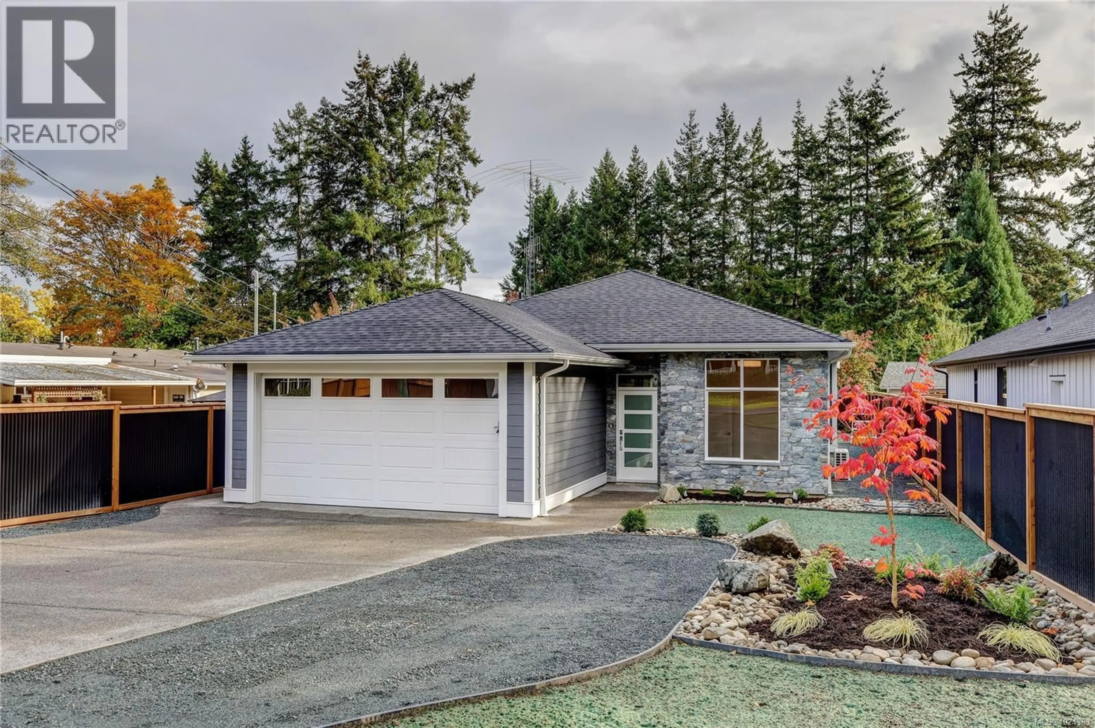 Home with vinyl exterior material, street for 428 CRAIG STREET, Parksville British Columbia V9P1L2