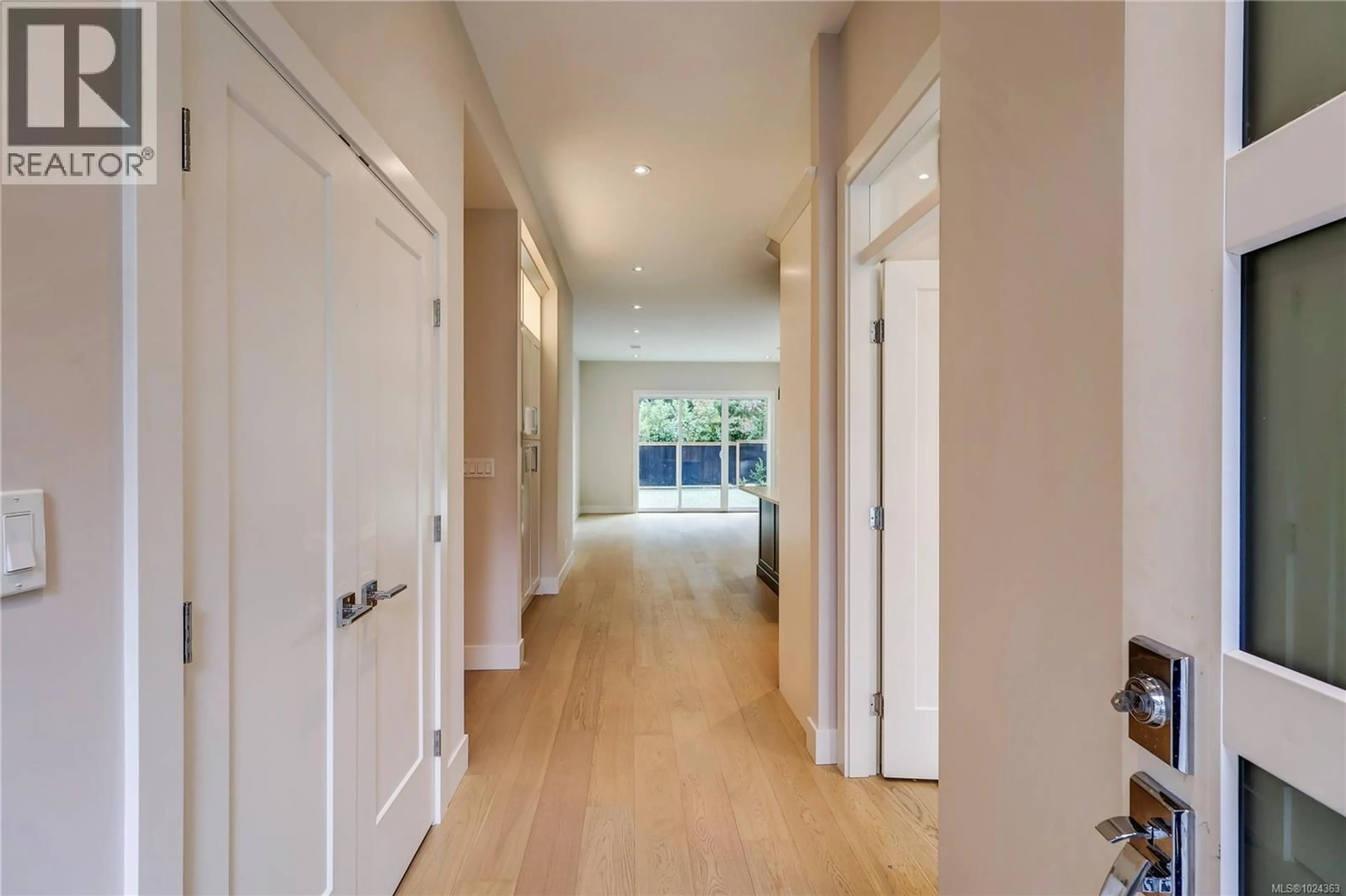 Indoor foyer for 428 CRAIG STREET, Parksville British Columbia V9P1L2