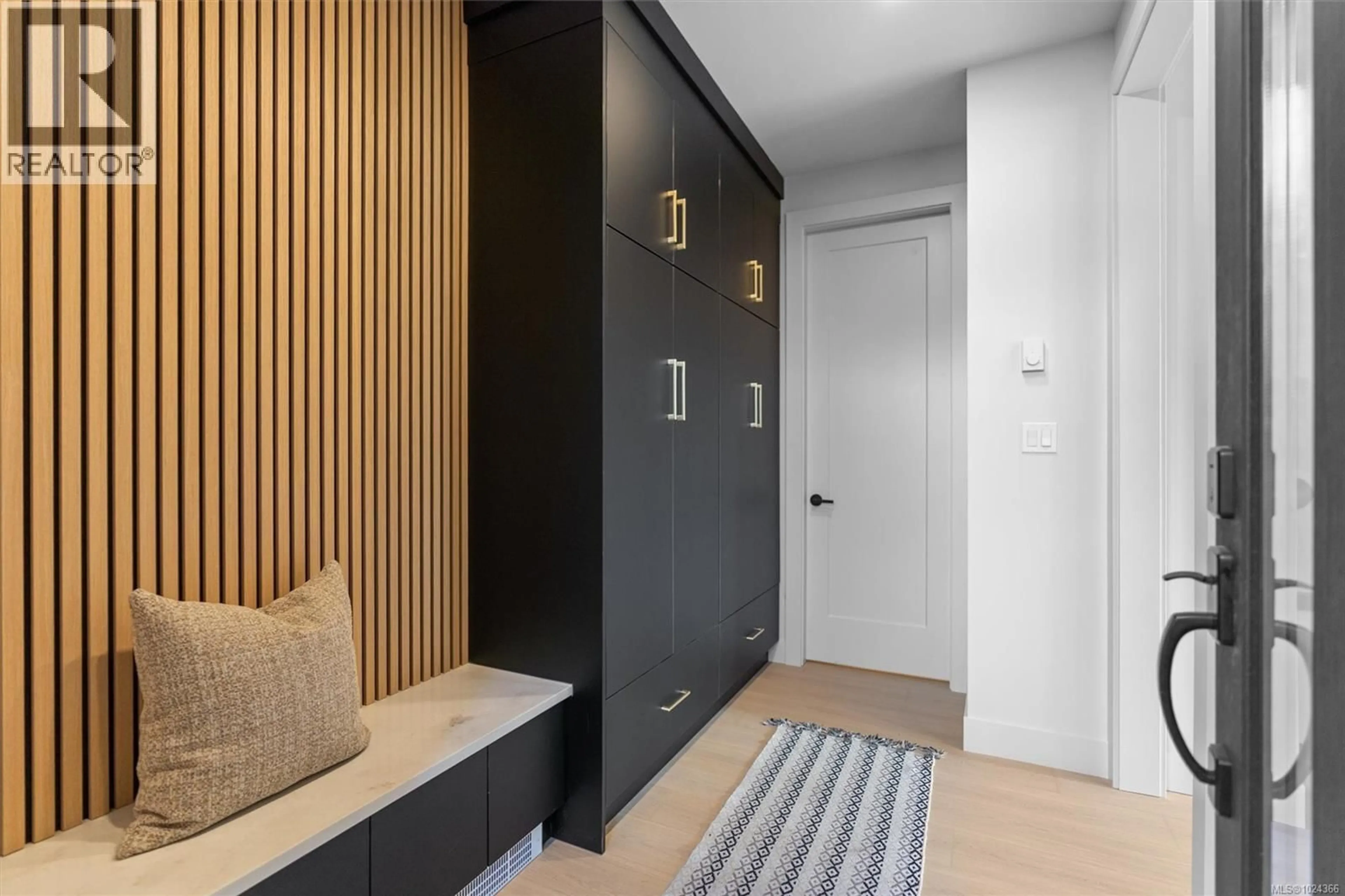 Indoor entryway for 2 - 588 WHITESIDE STREET, Saanich British Columbia V8Z1Y6