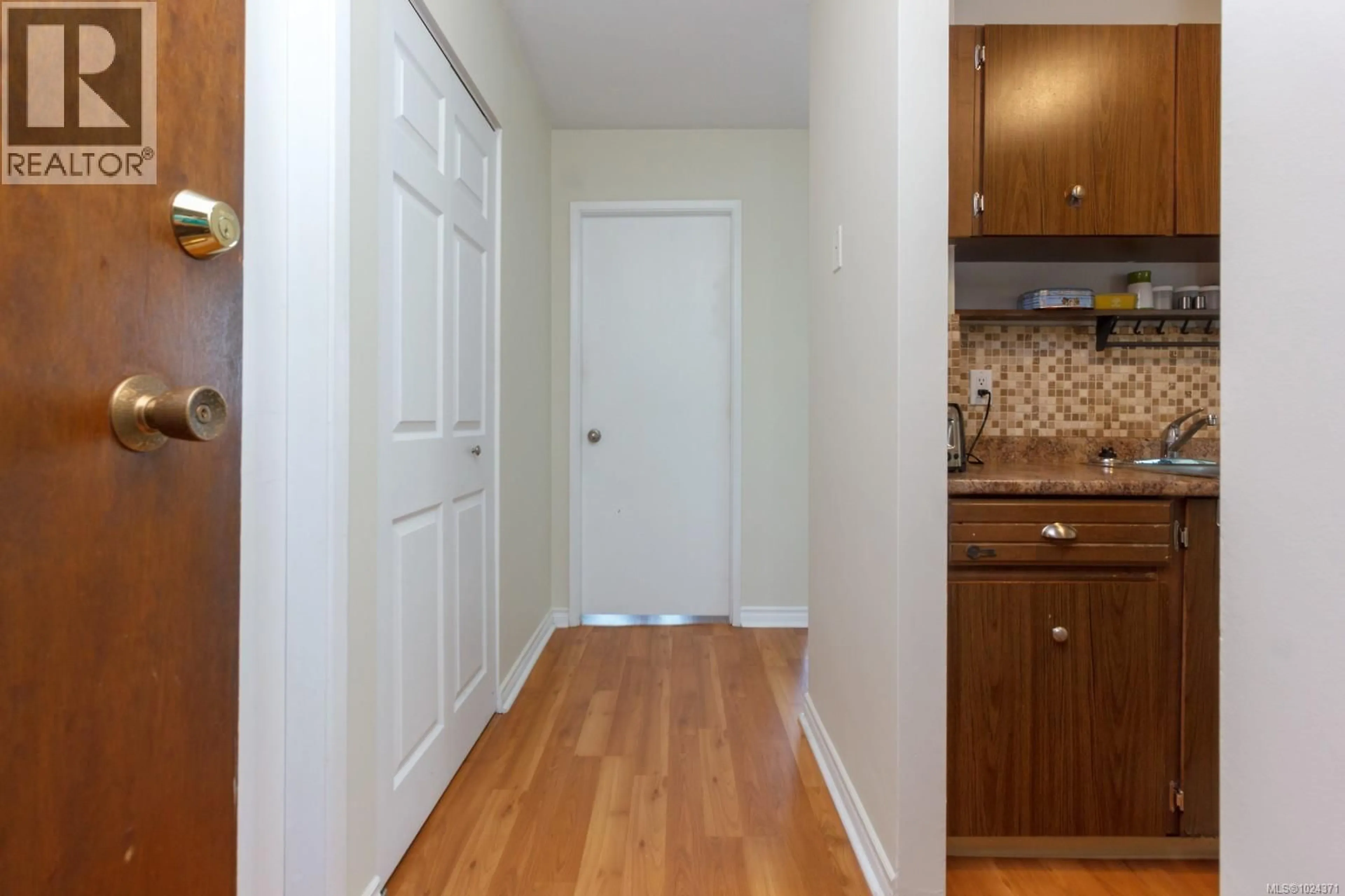 Indoor entryway for 1504 - 647 MICHIGAN STREET, Victoria British Columbia V8V1S9