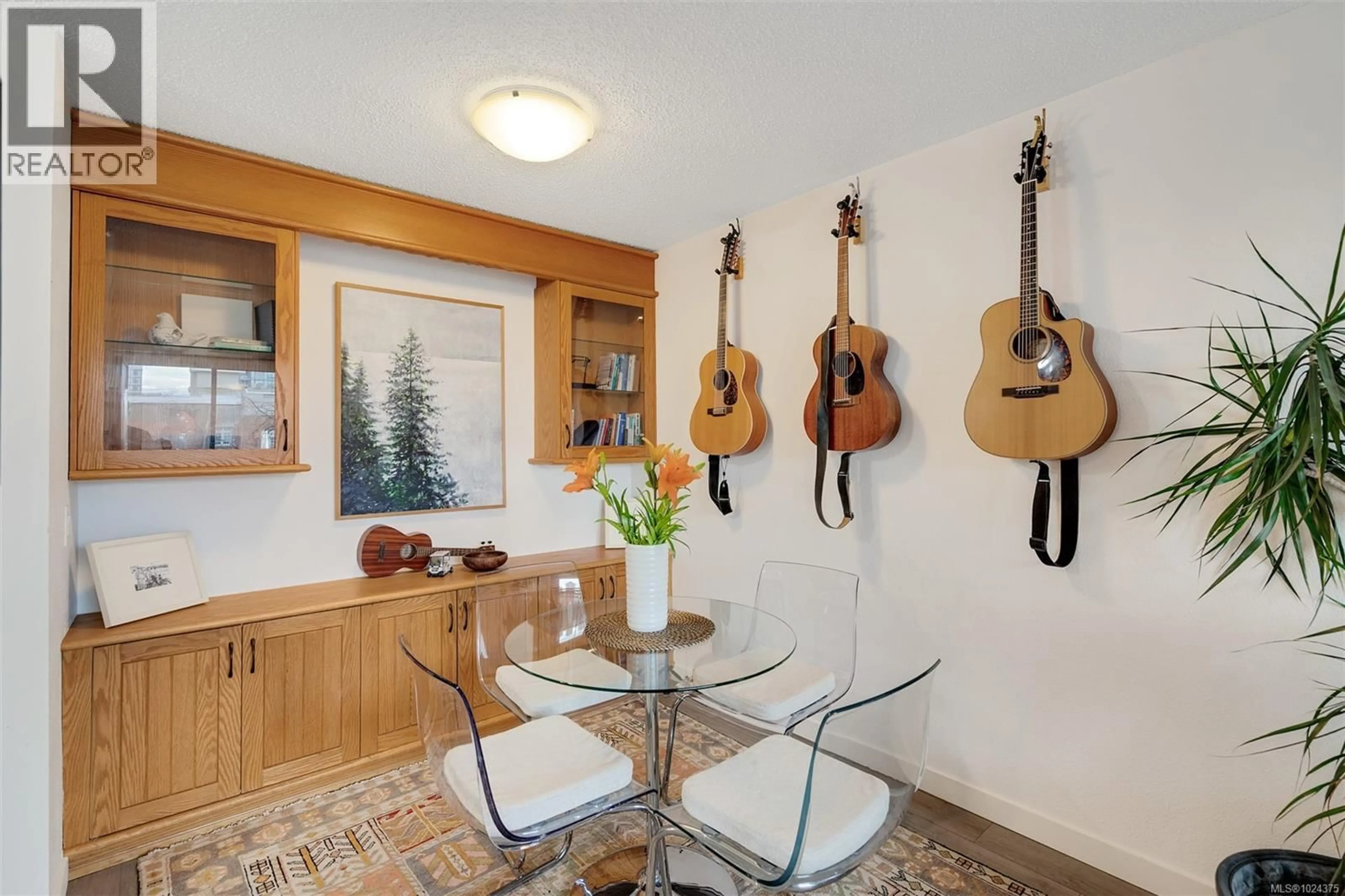 Dining room, wood/laminate floor for 401 - 1630 QUADRA STREET, Victoria British Columbia V8W3J5