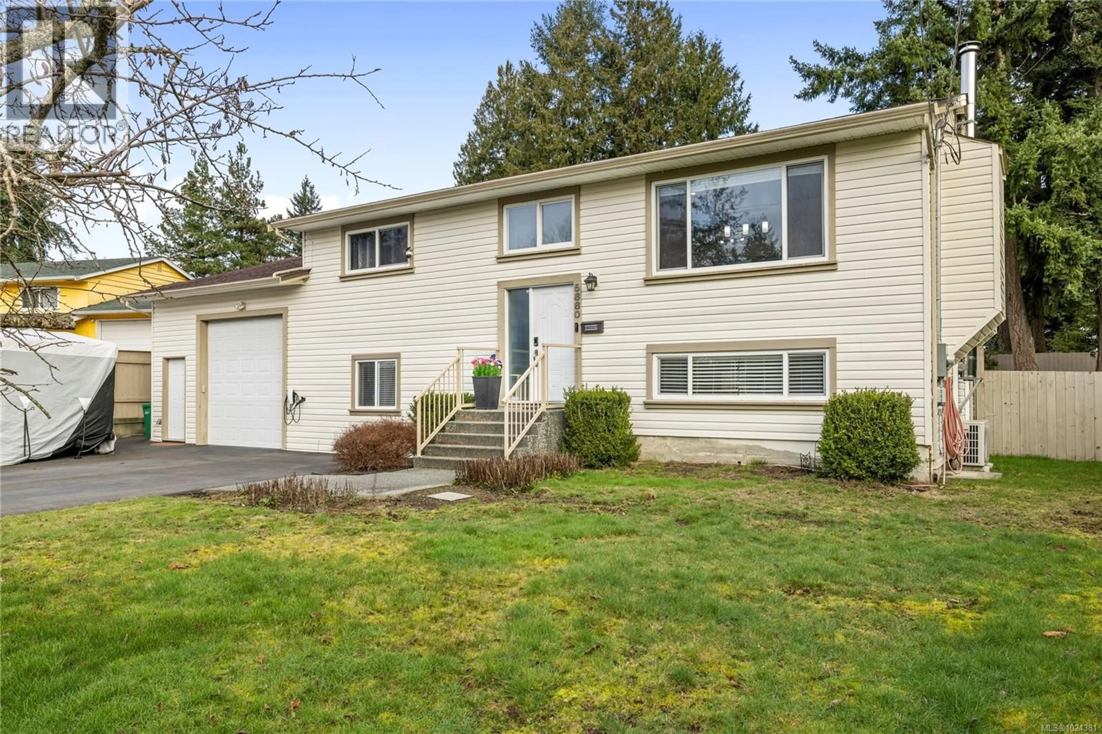 Home with vinyl exterior material, street for 5880 BROADWAY ROAD, Nanaimo British Columbia V9T1E5