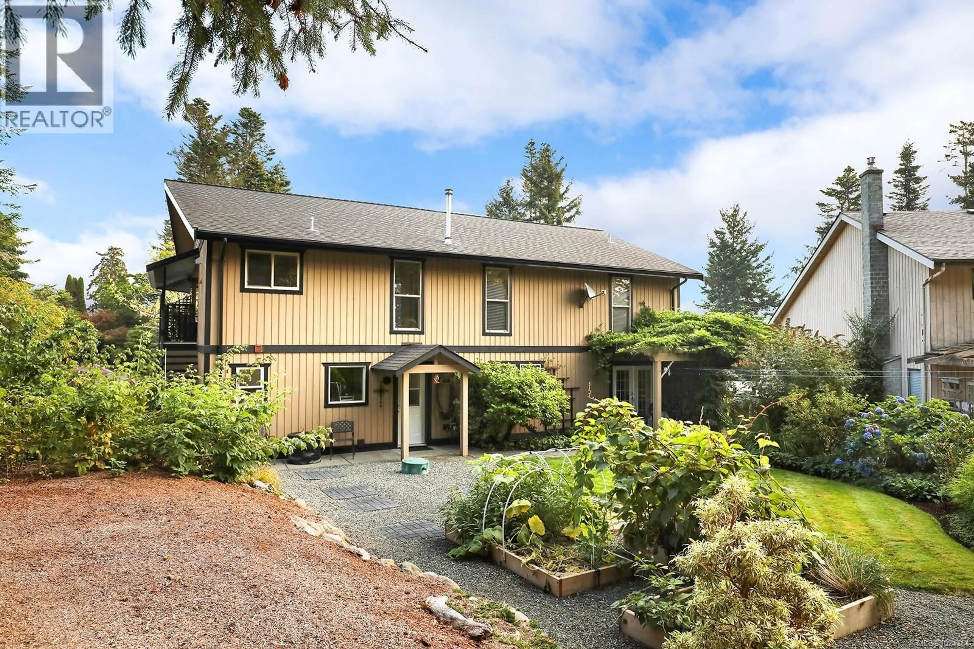 Home with vinyl exterior material, street for 204 SPINDRIFT ROAD, Courtenay British Columbia V9N9S8