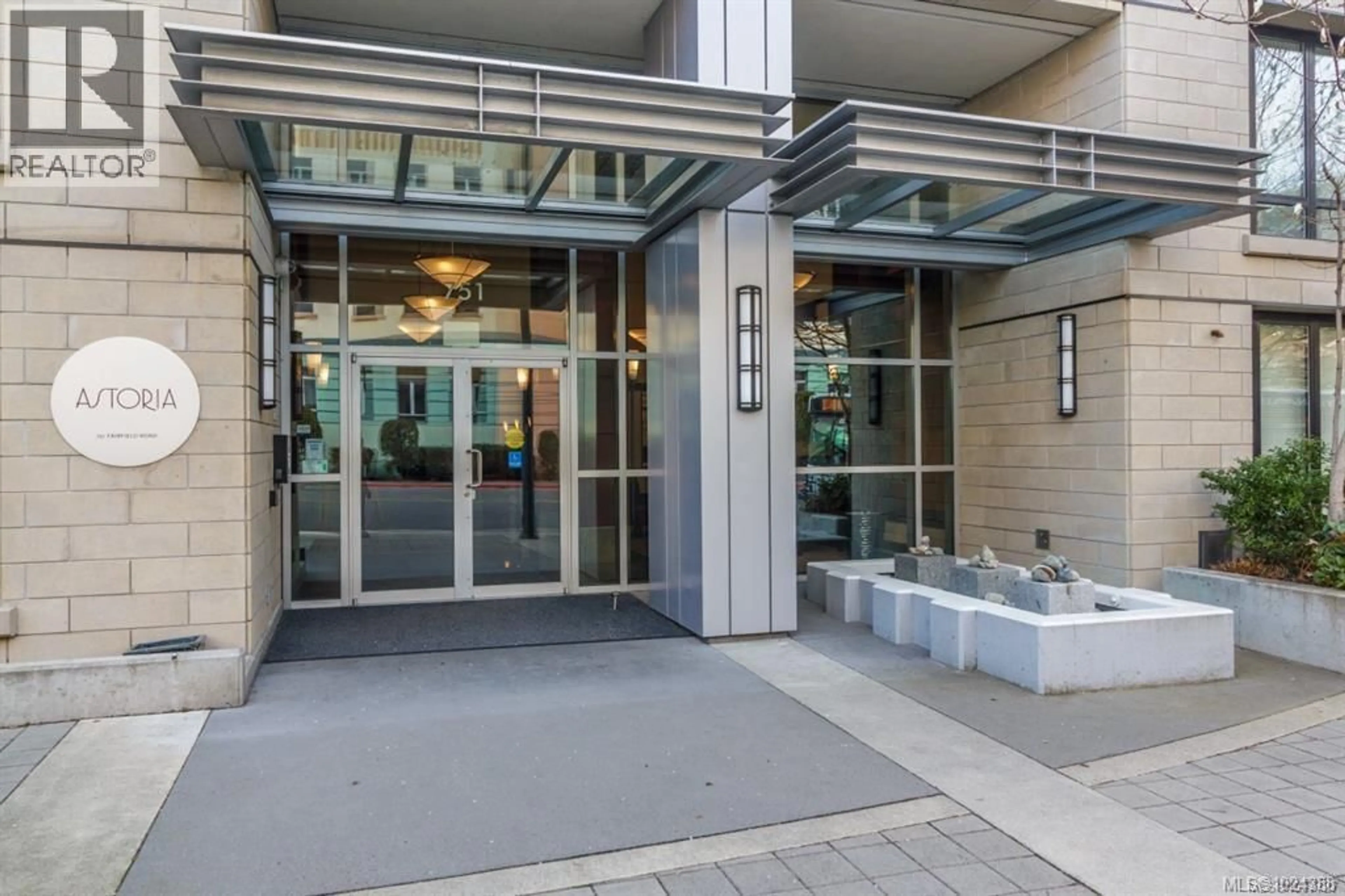 Indoor foyer for 110 - 751 FAIRFIELD ROAD, Victoria British Columbia V8W3Z5