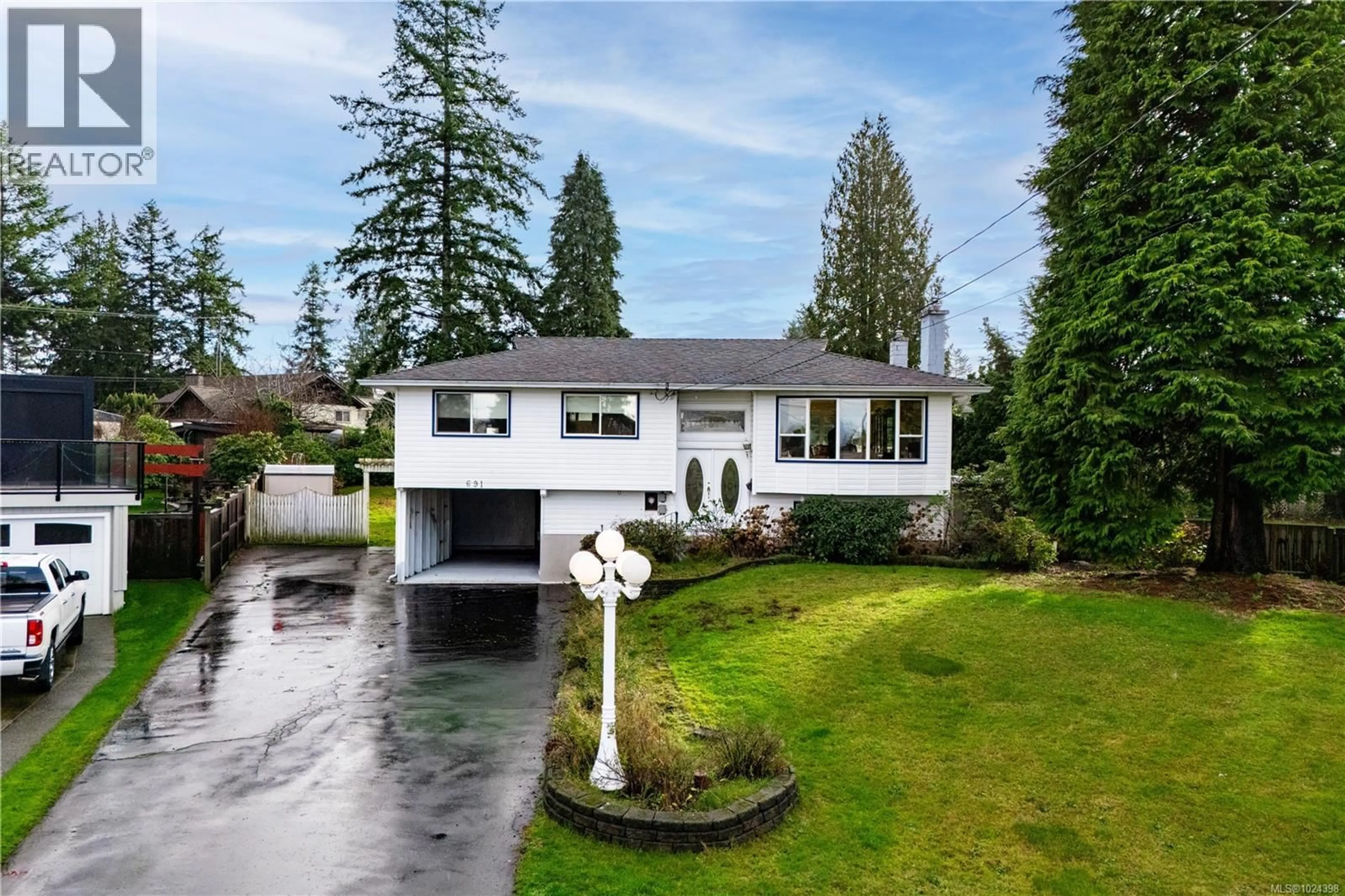 Home with vinyl exterior material, street for 691 VICTORIA CRESCENT, Campbell River British Columbia V9W3Y3