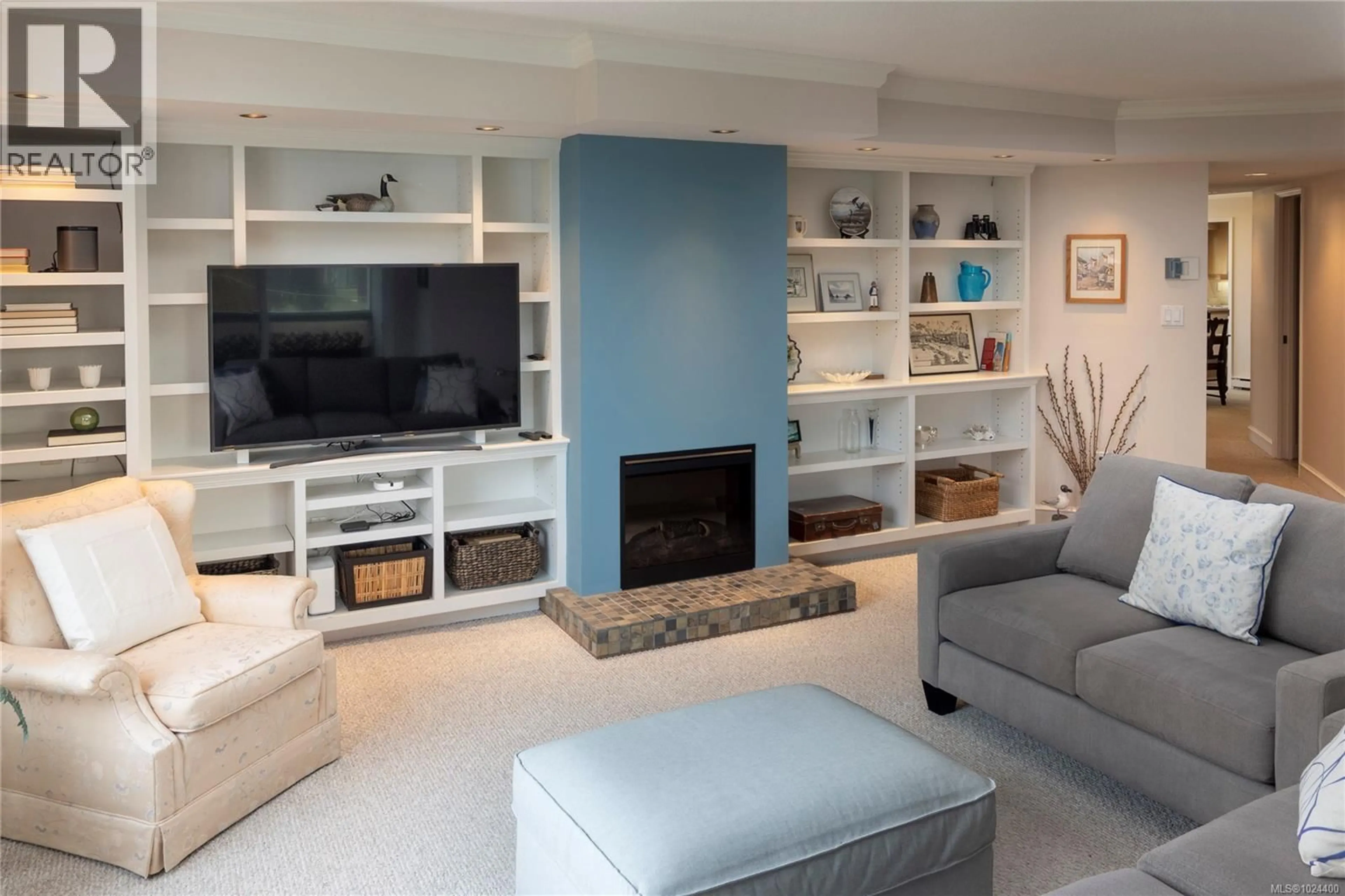 Living room with furniture, unknown for 304 - 2605 WINDSOR ROAD, Oak Bay British Columbia V8S5H9