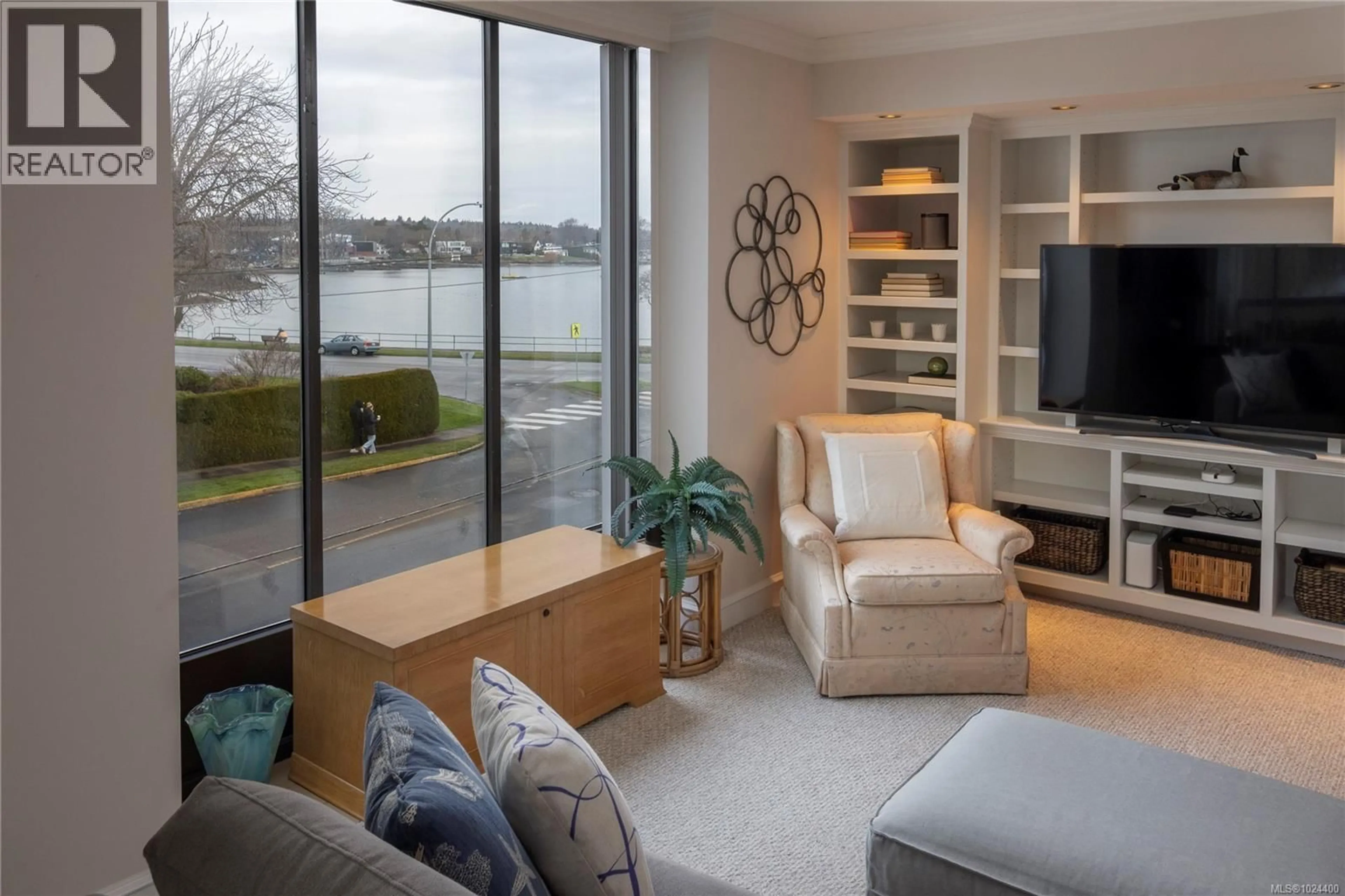 Living room with furniture, unknown for 304 - 2605 WINDSOR ROAD, Oak Bay British Columbia V8S5H9