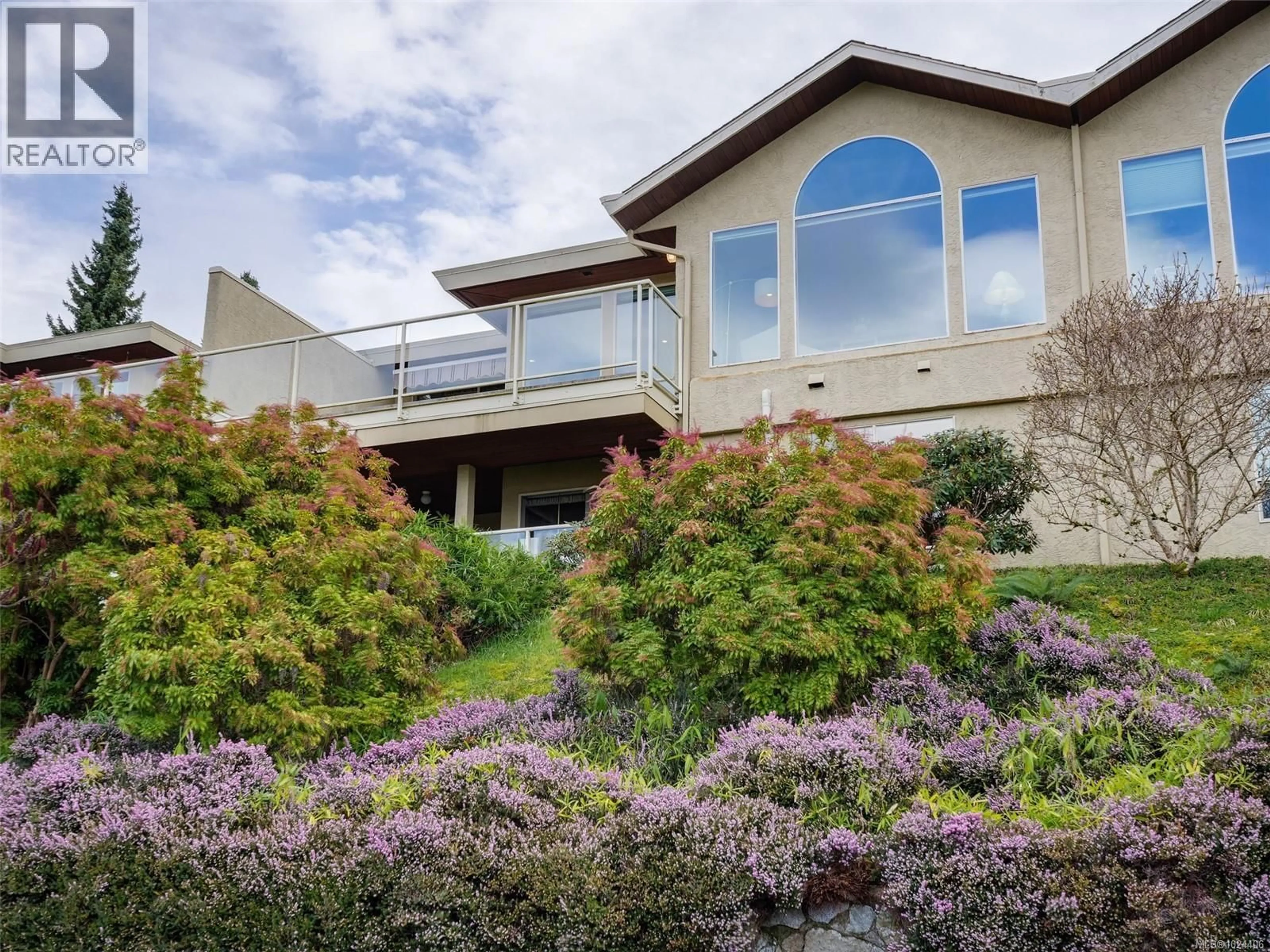 Home with vinyl exterior material, unknown for 714 - 6880 WALLACE DRIVE, Saanich British Columbia V8M1N8