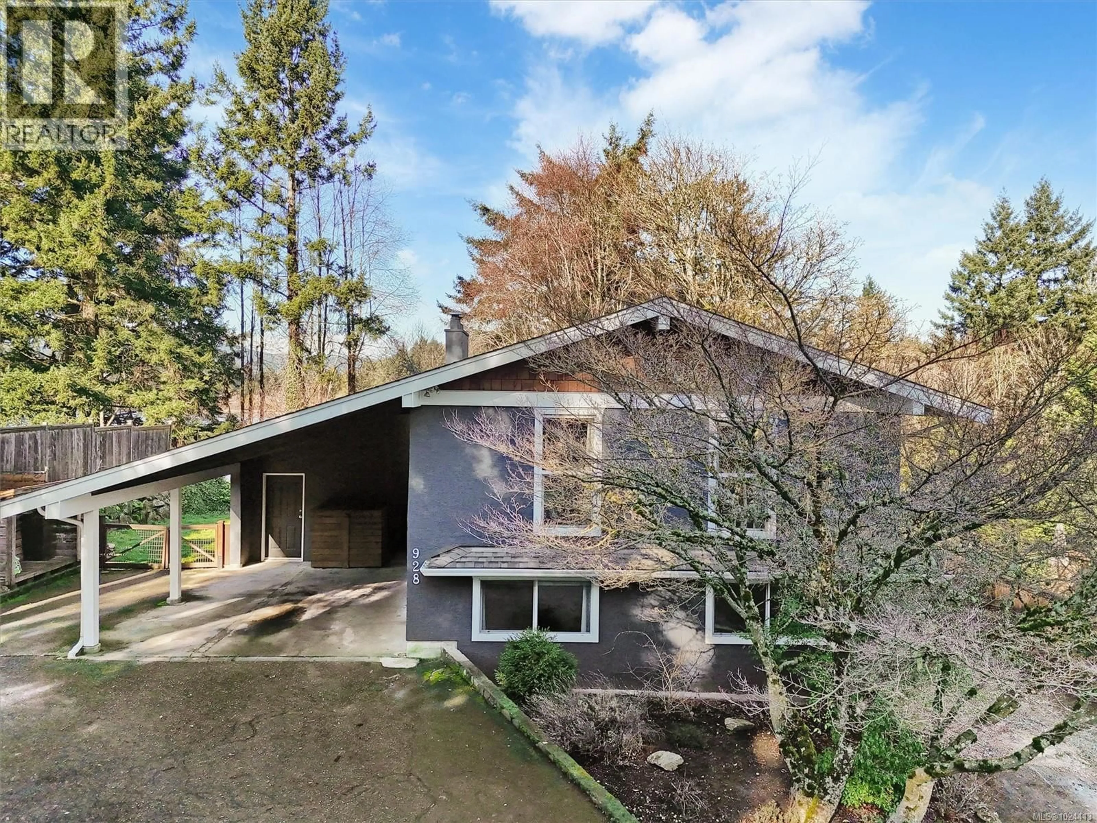 A pic from outside/outdoor area/front of a property/back of a property/a pic from drone, unknown for 928 ROWILS CRESCENT, Langford British Columbia V9B2M7