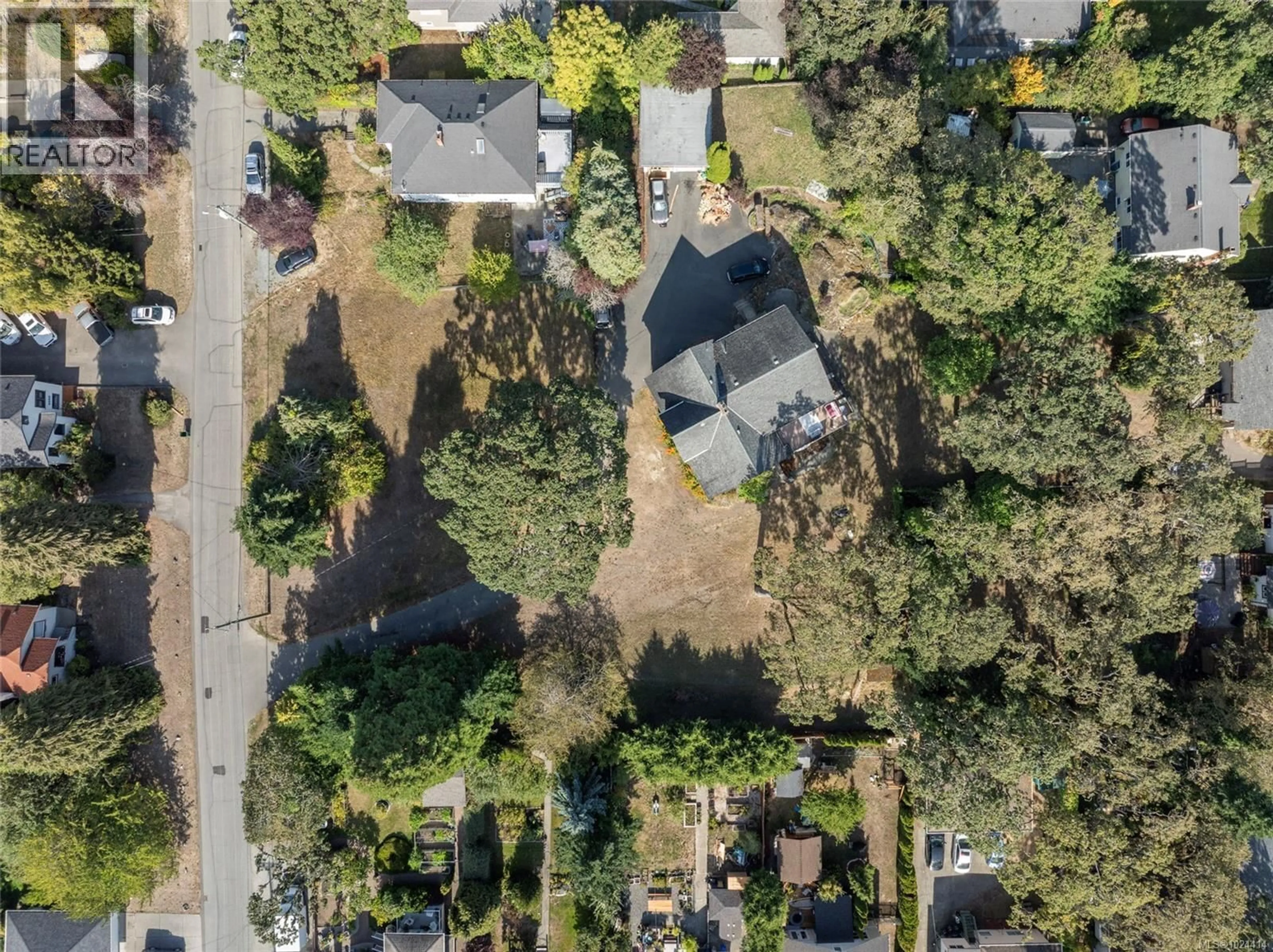 A pic from outside/outdoor area/front of a property/back of a property/a pic from drone, street for 3353 SALSBURY WAY, Saanich British Columbia V8P3K4