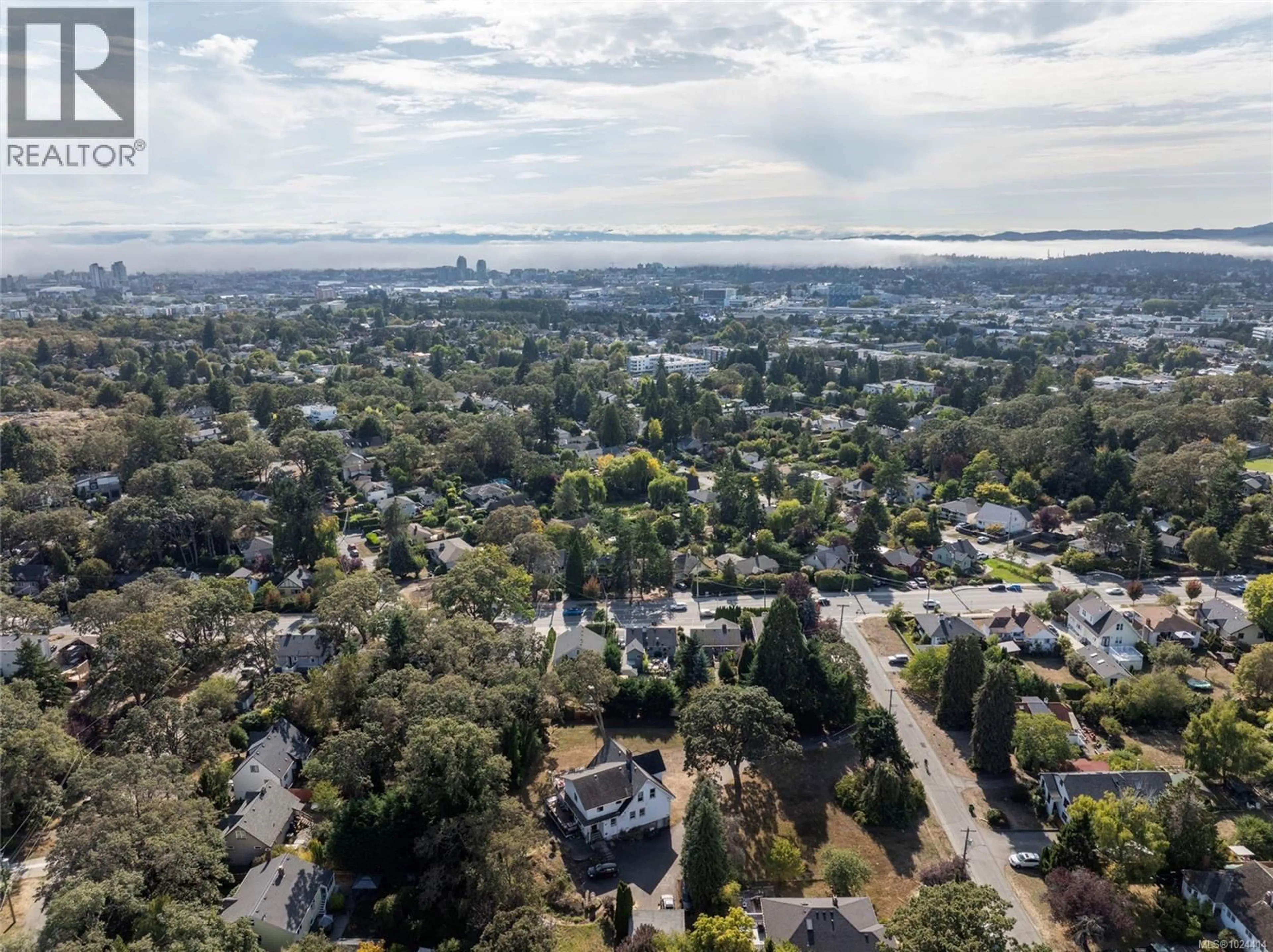 A pic from outside/outdoor area/front of a property/back of a property/a pic from drone, unknown for 3353 SALSBURY WAY, Saanich British Columbia V8P3K4