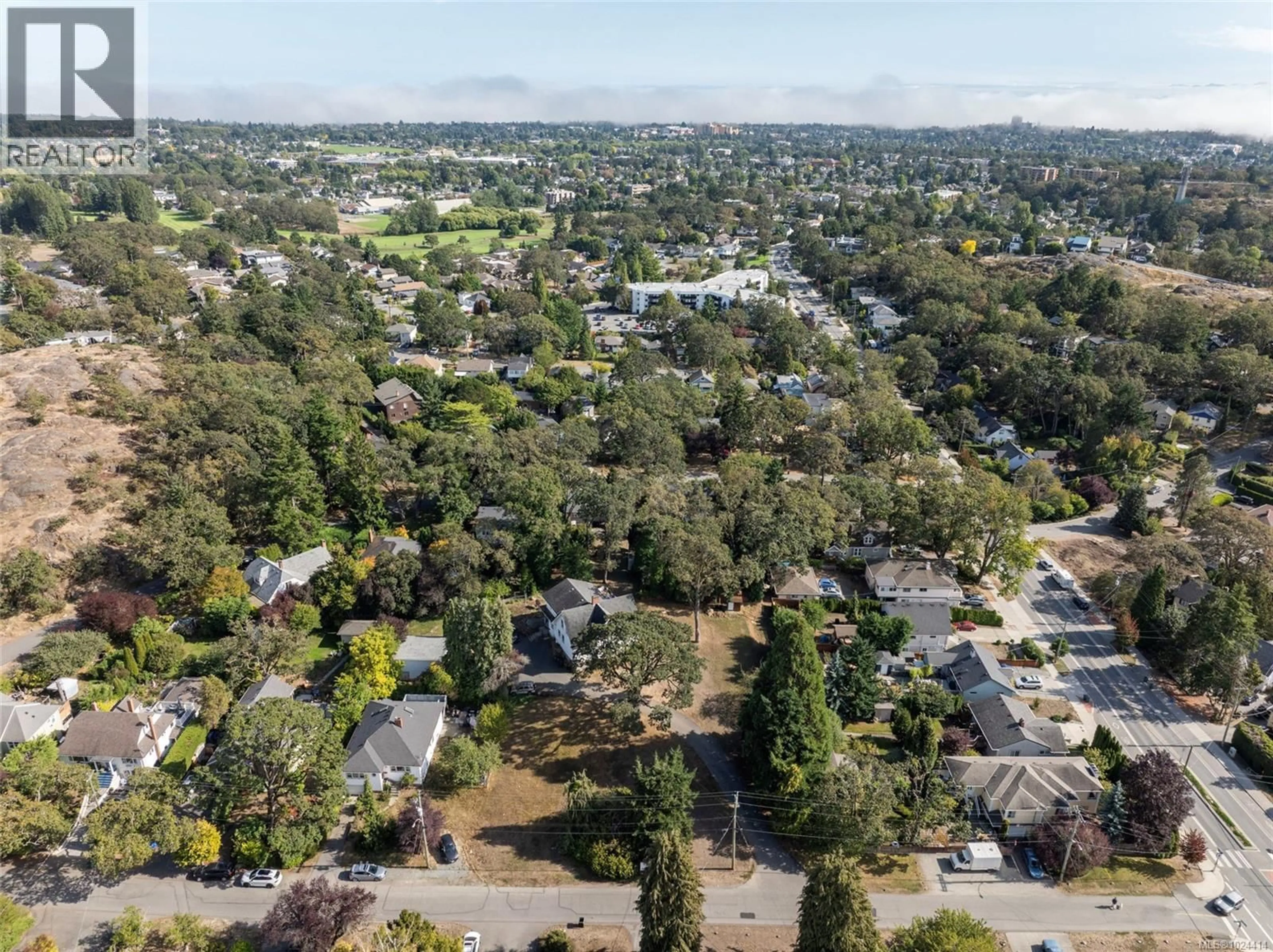 A pic from outside/outdoor area/front of a property/back of a property/a pic from drone, unknown for 3353 SALSBURY WAY, Saanich British Columbia V8P3K4