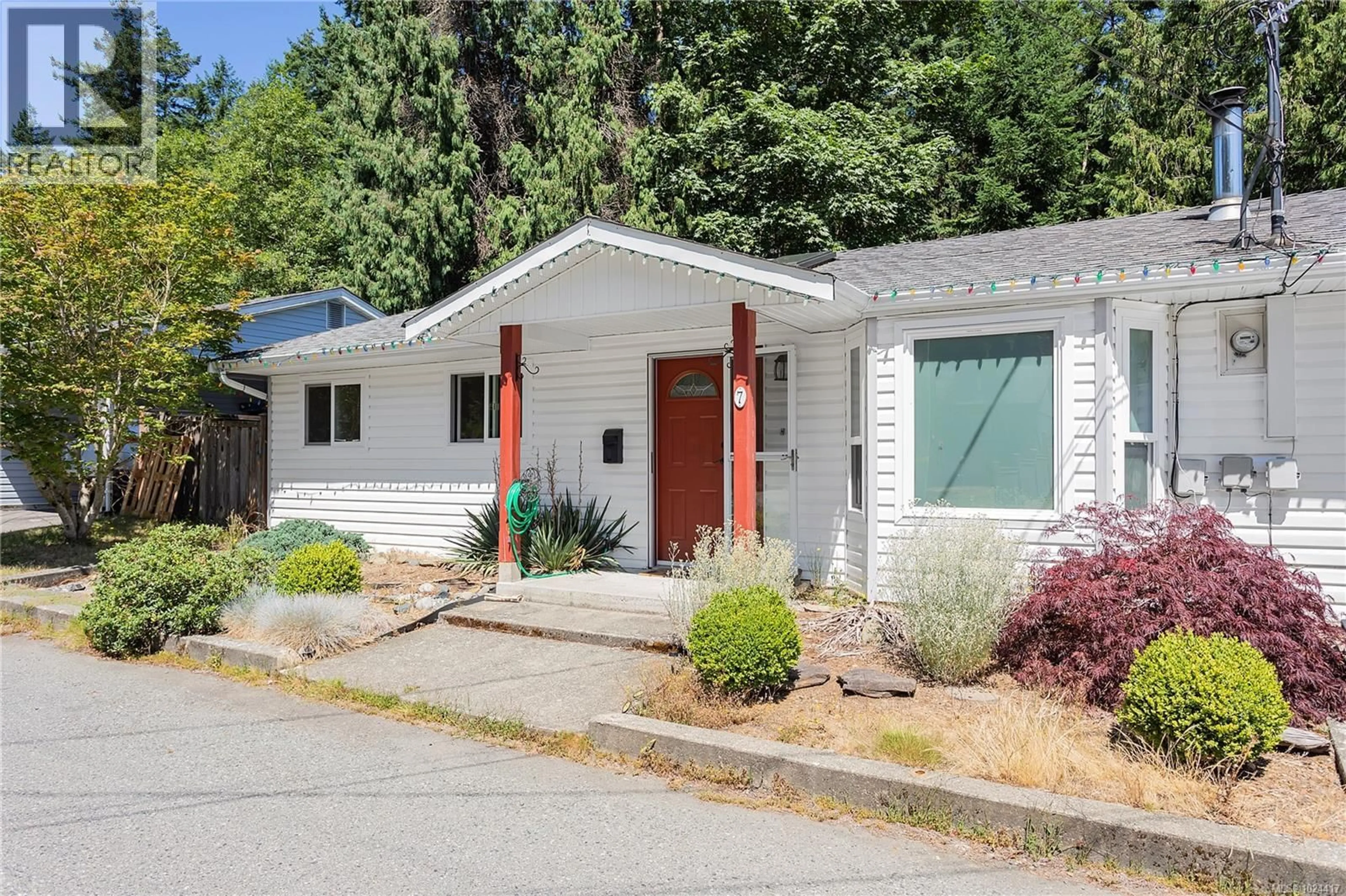 Home with vinyl exterior material, street for 7 - 4604 HAMMOND BAY ROAD, Nanaimo British Columbia V9T5B1