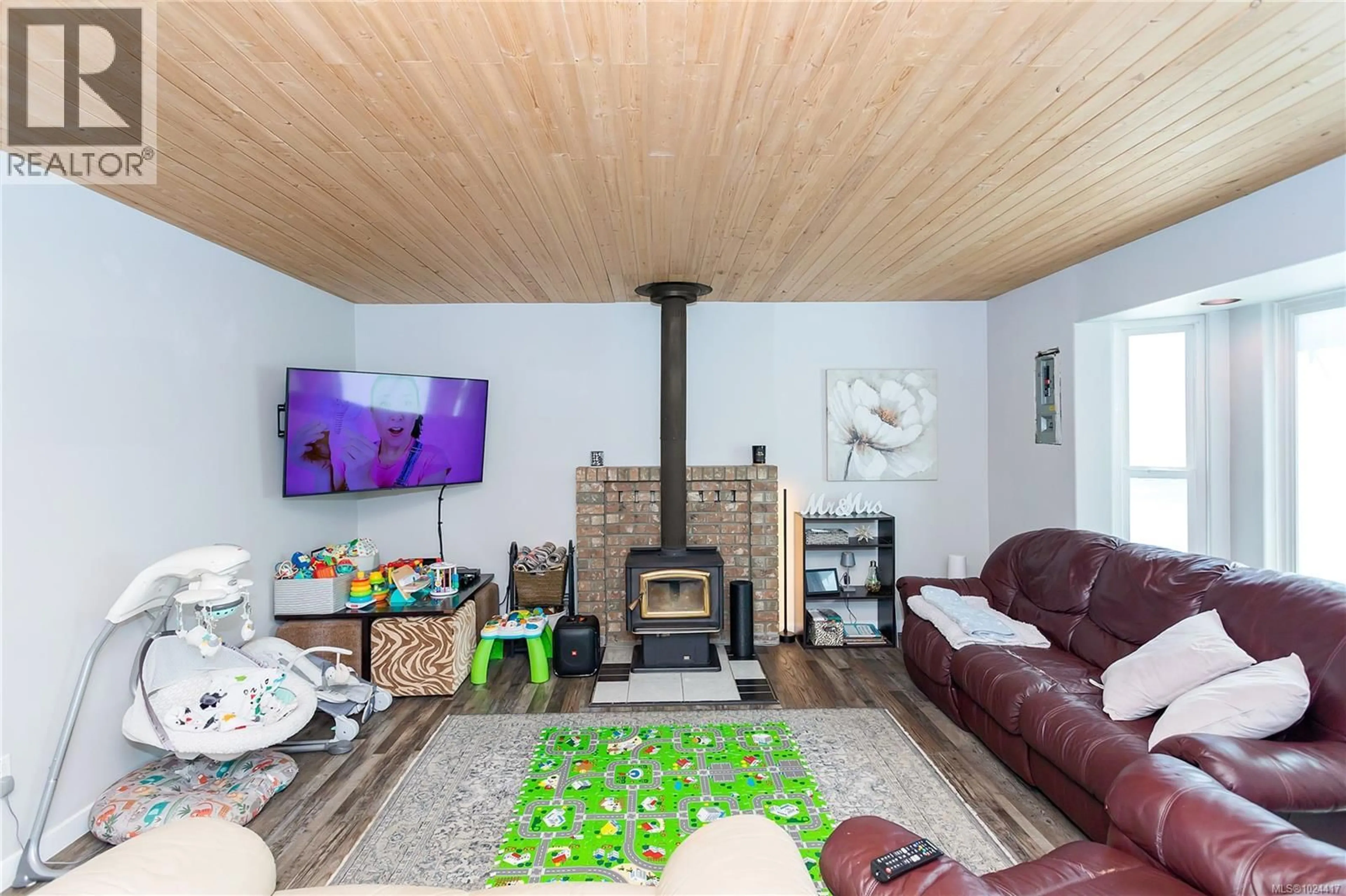 Living room with furniture, wood/laminate floor for 7 - 4604 HAMMOND BAY ROAD, Nanaimo British Columbia V9T5B1