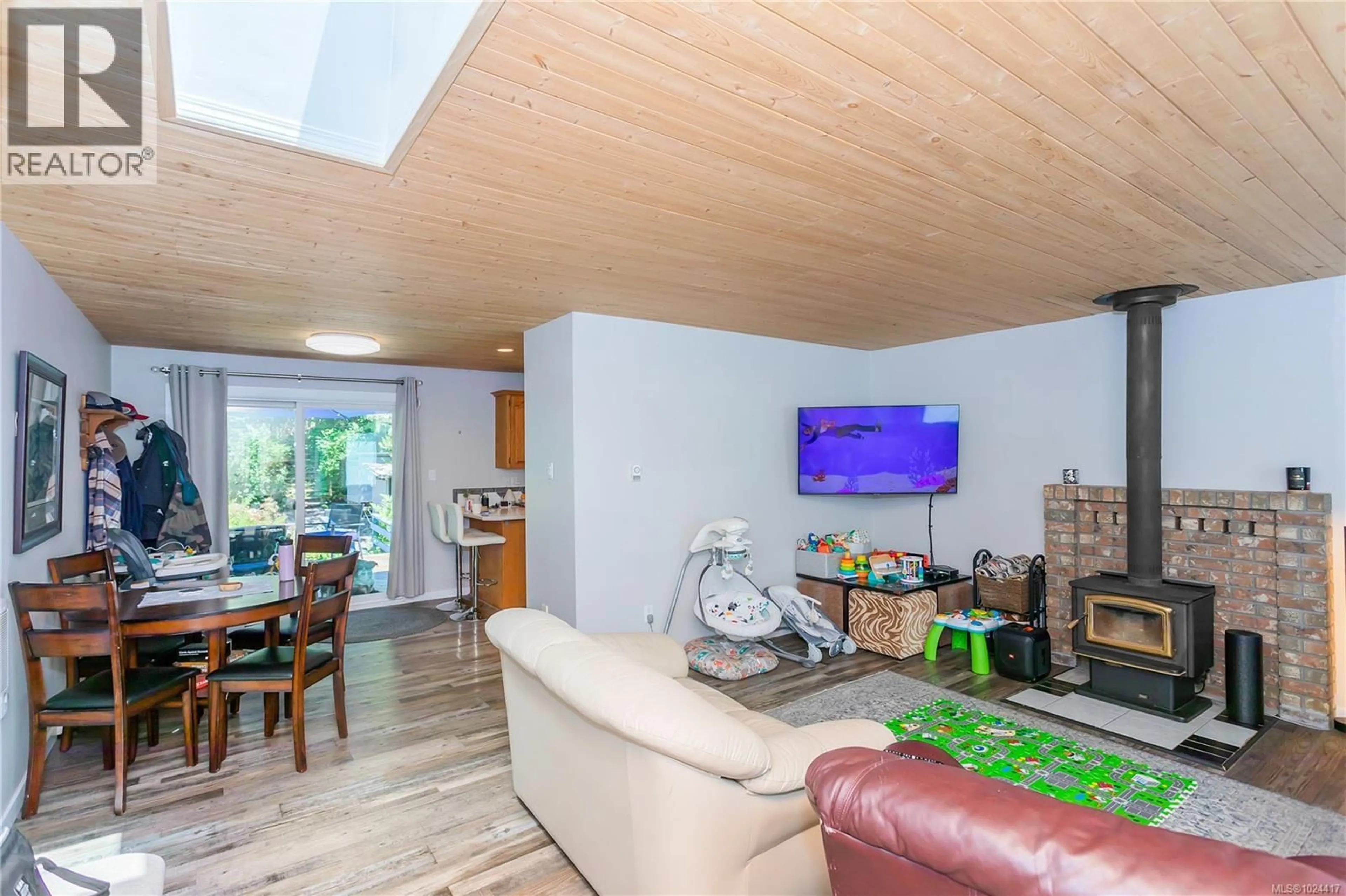 Living room with furniture, wood/laminate floor for 7 - 4604 HAMMOND BAY ROAD, Nanaimo British Columbia V9T5B1