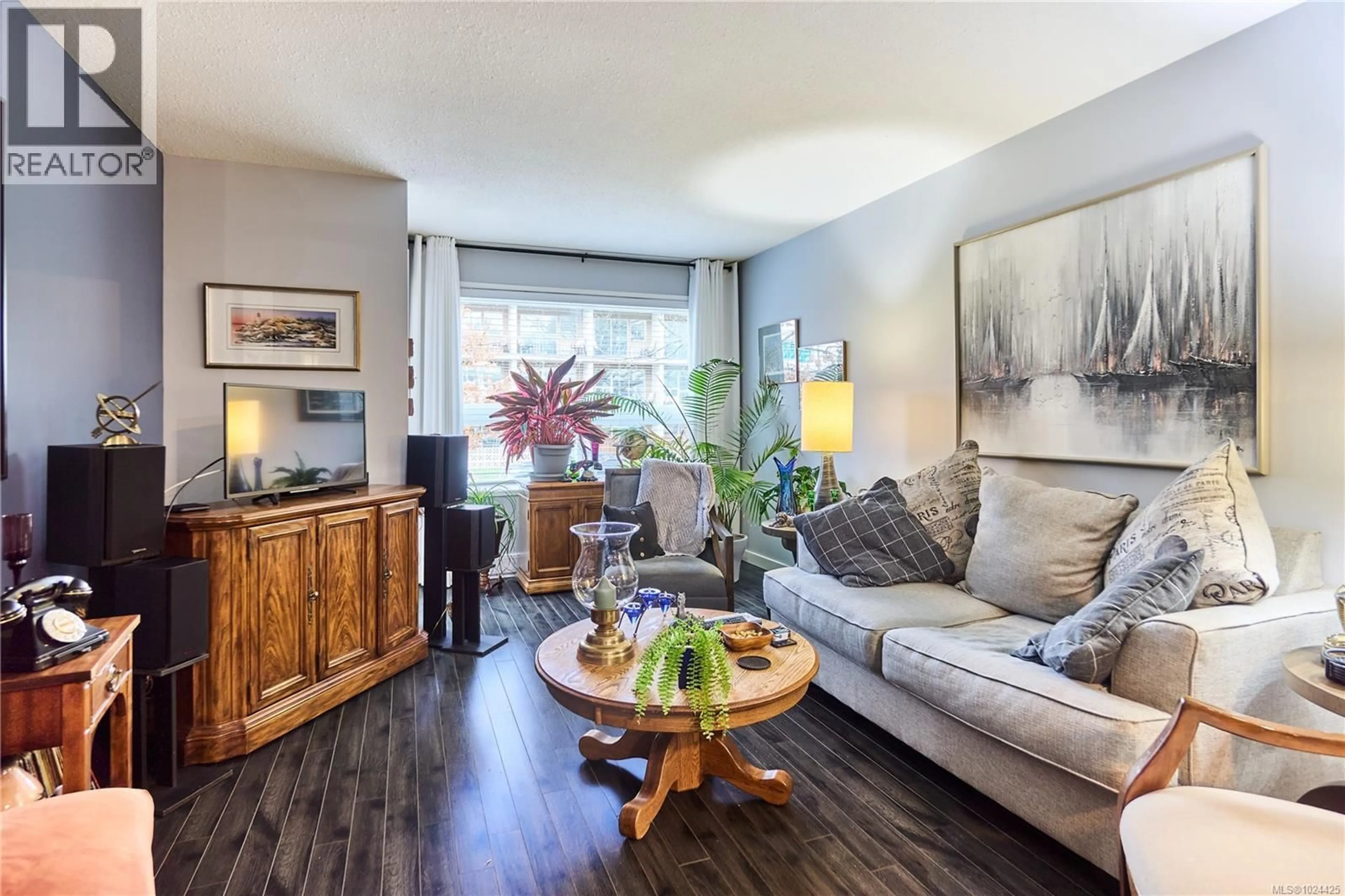 Living room with furniture, wood/laminate floor for 105 - 100 DAWES STREET, Nanaimo British Columbia V9S1A3