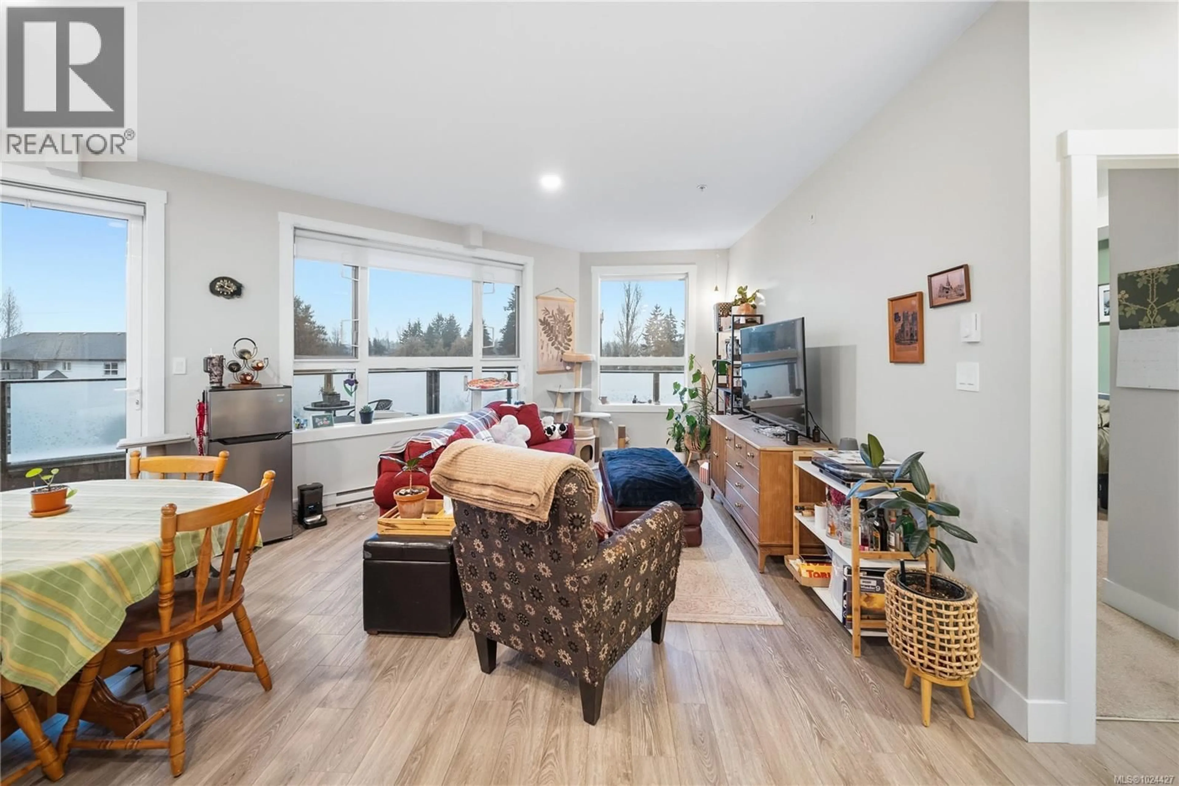 Living room with furniture, unknown for 205 - 525 THIRD STREET, Nanaimo British Columbia V9R1W7