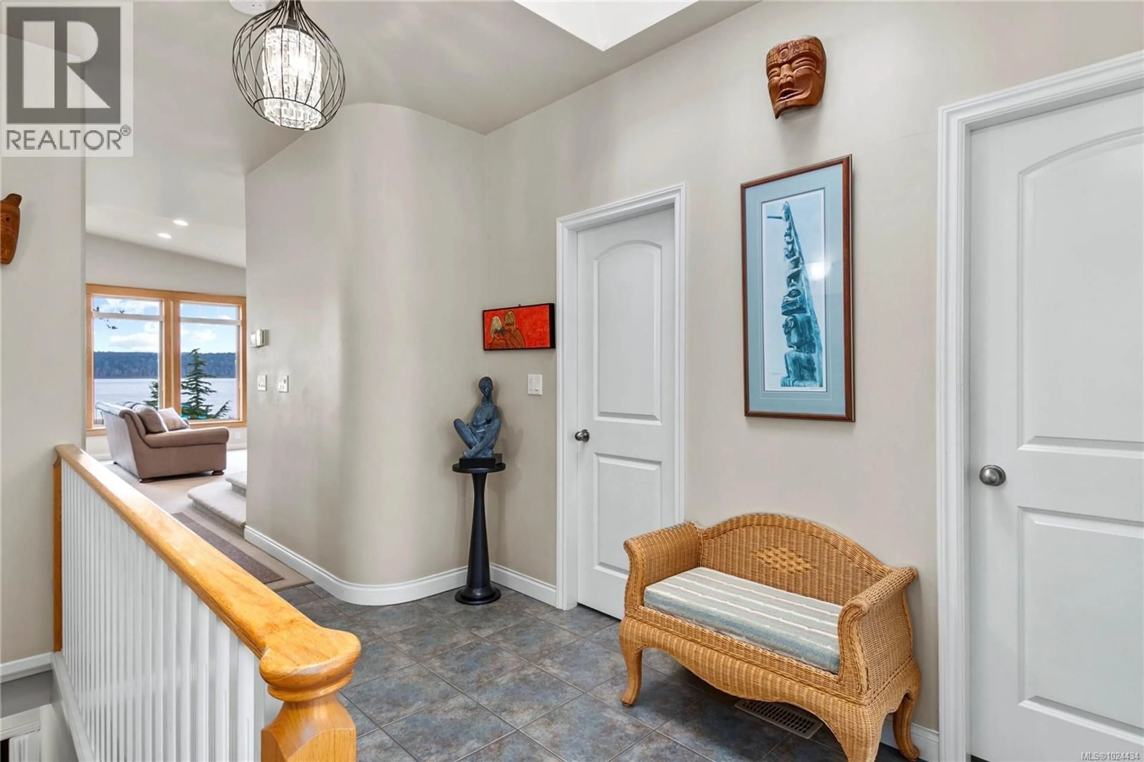 Indoor entryway for 636 ISLAND HIGHWAY, Campbell River British Columbia V9W2C3