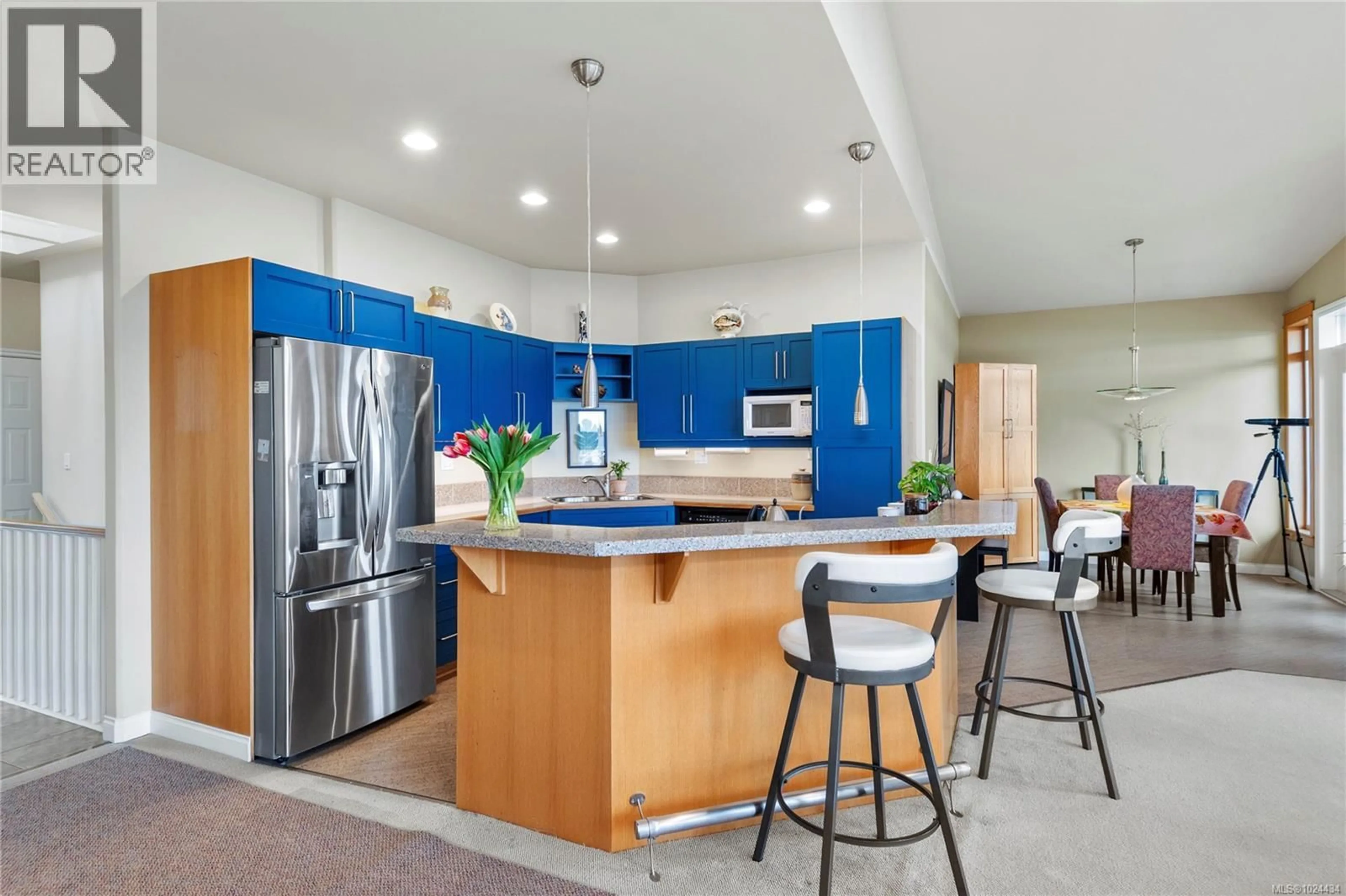 Open concept kitchen, ceramic/tile floor for 636 ISLAND HIGHWAY, Campbell River British Columbia V9W2C3