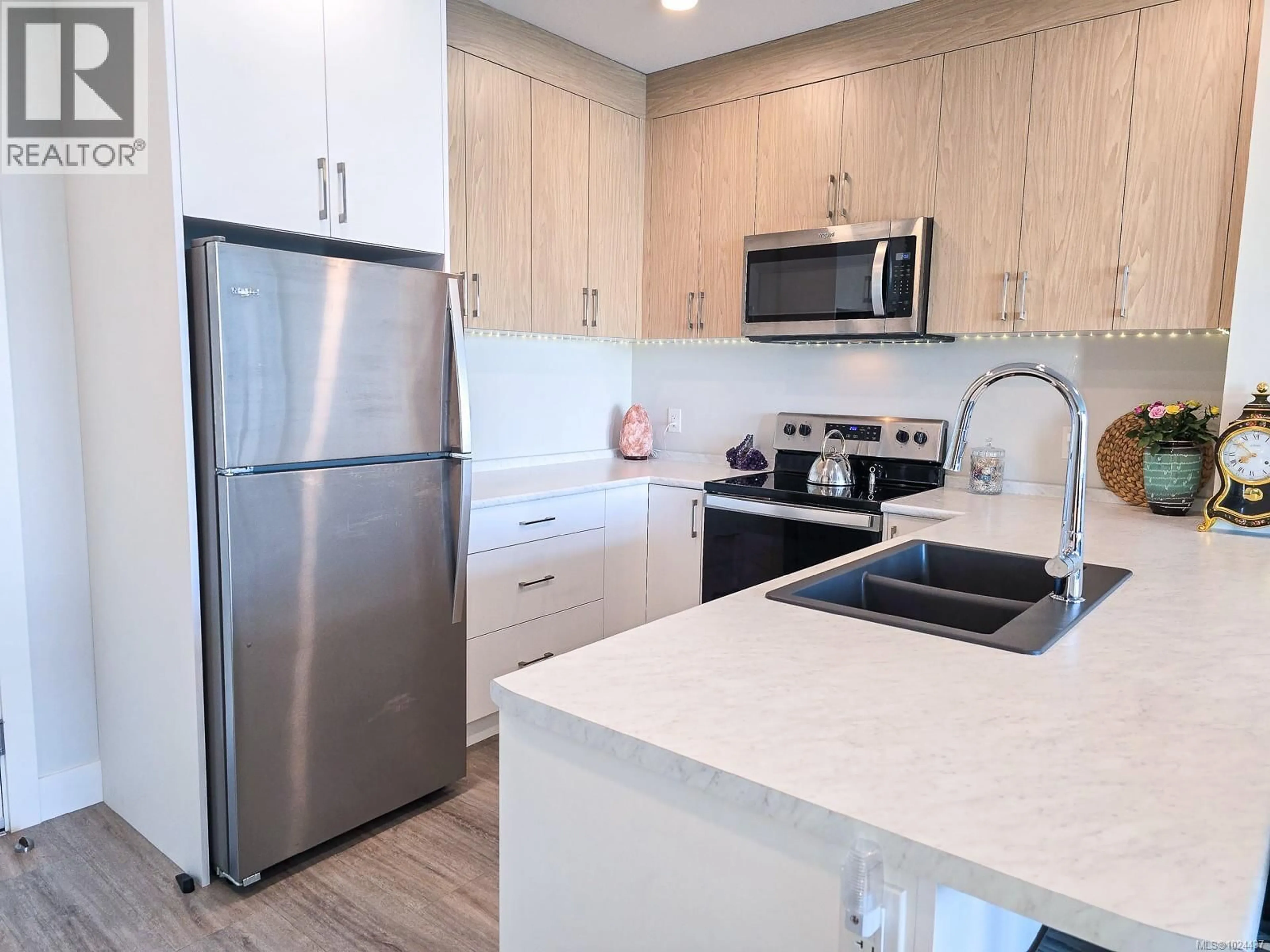 Standard kitchen, unknown for 204 - 6544 METRAL DRIVE, Nanaimo British Columbia V9T2L8