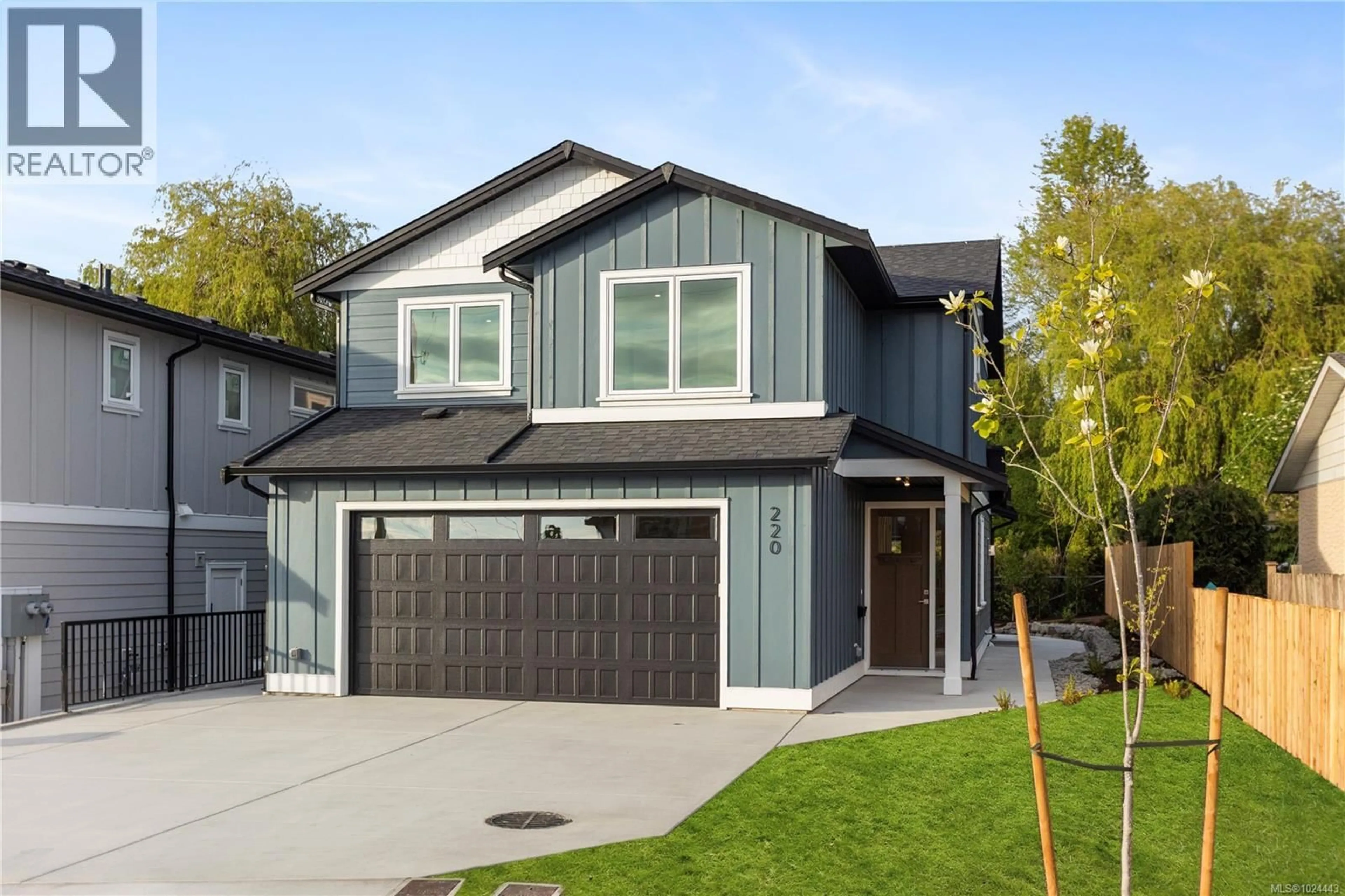 Home with vinyl exterior material, street for 220 KAMLOOPS AVENUE, Saanich British Columbia V8Z1W5