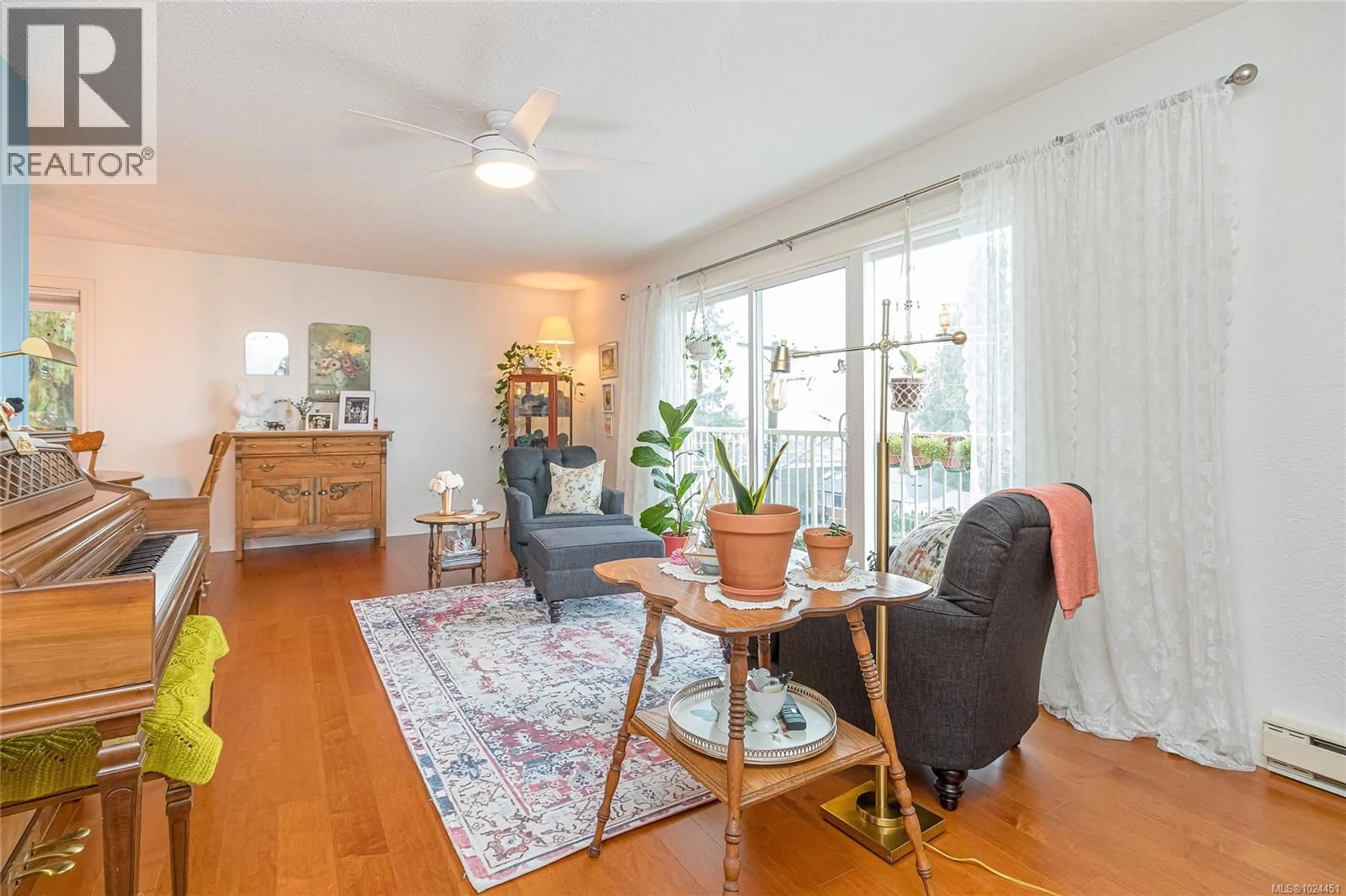 Living room with furniture, wood/laminate floor for 401 - 380 BRAE ROAD, Duncan British Columbia V9L3T8