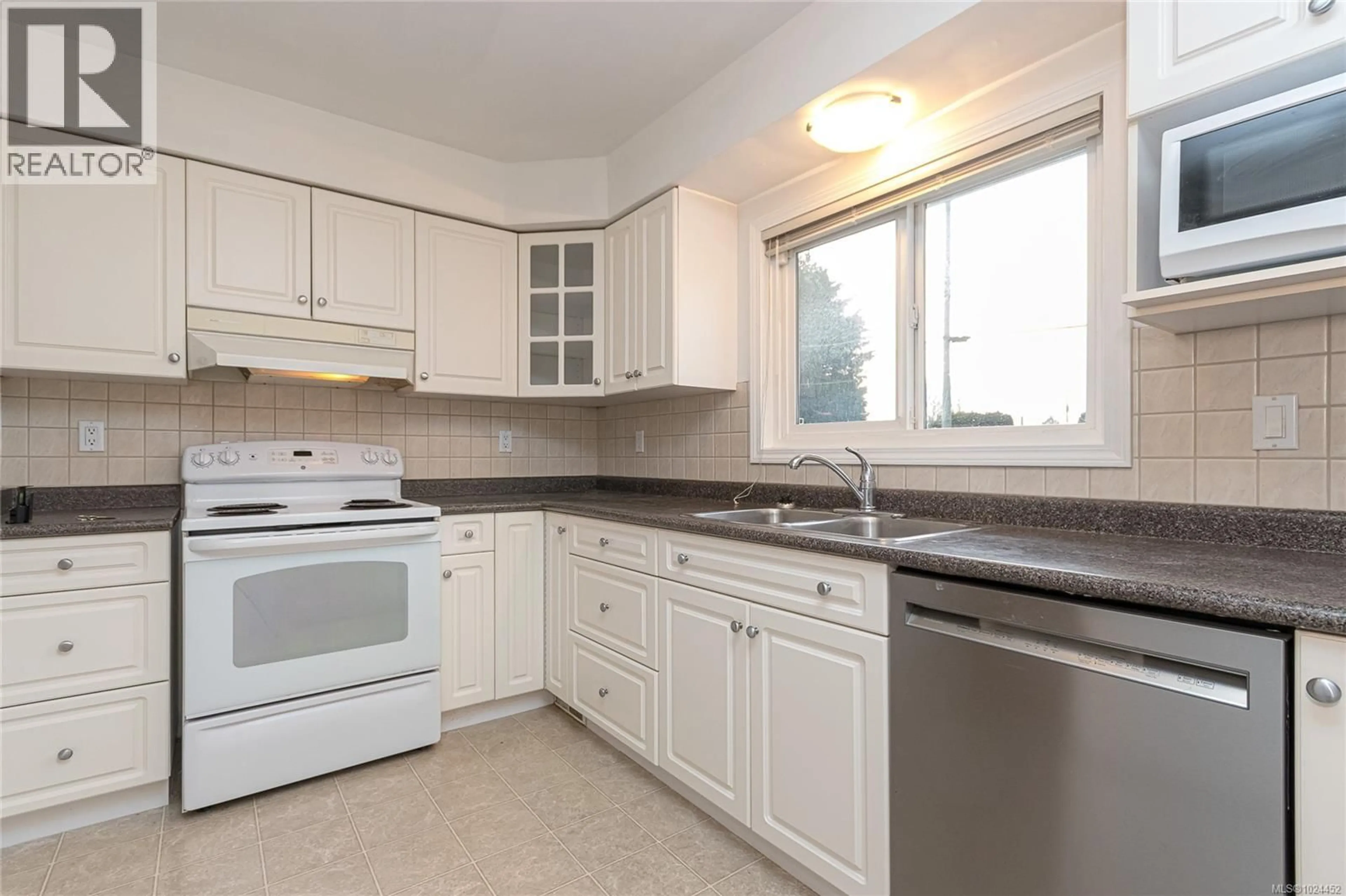 Standard kitchen, unknown for 1697 CEDARWOOD CLOSE, Saanich British Columbia V8N1H1