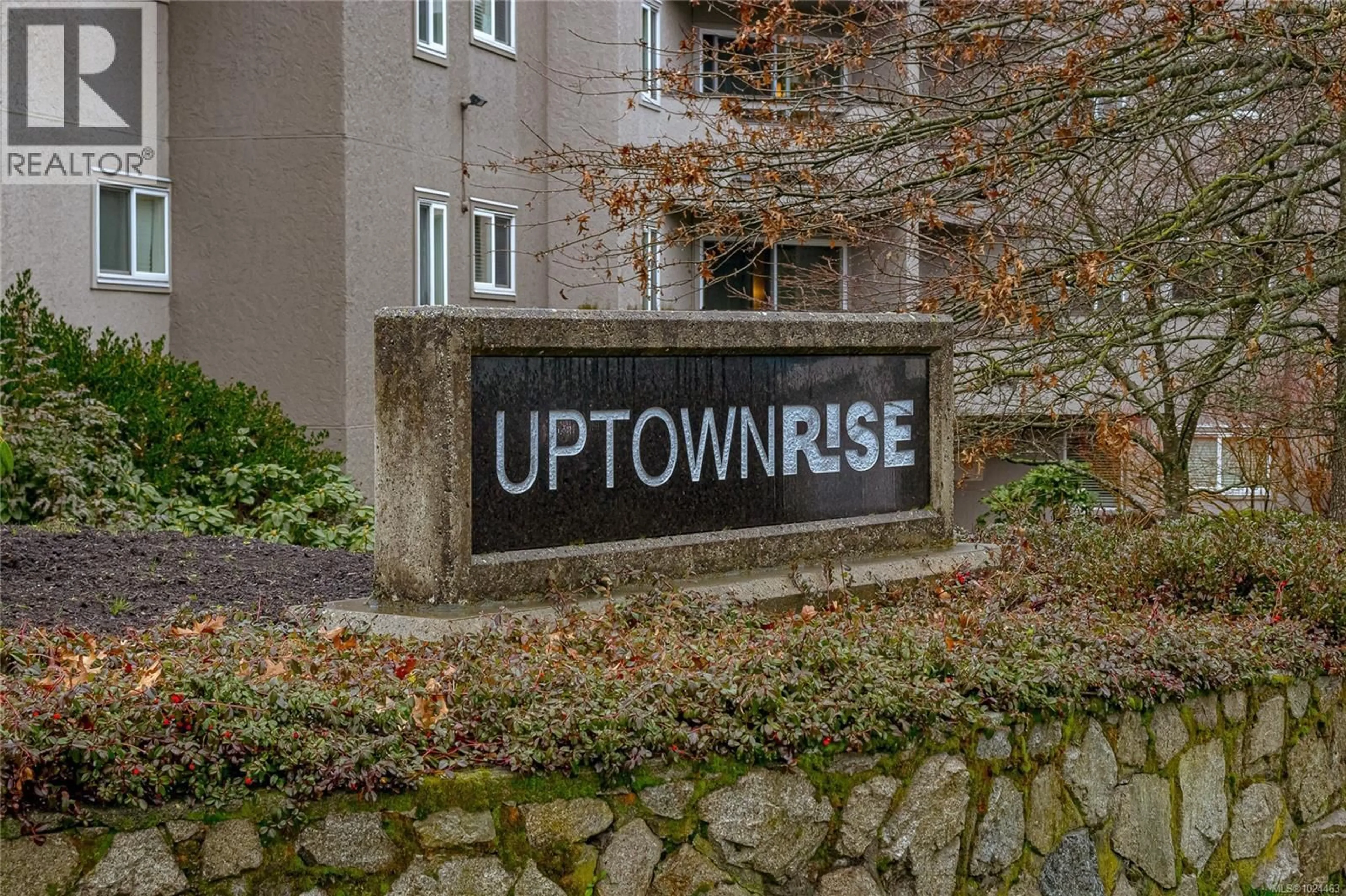 Indoor foyer for 206 - 3800 QUADRA STREET, Saanich British Columbia V8X1H8