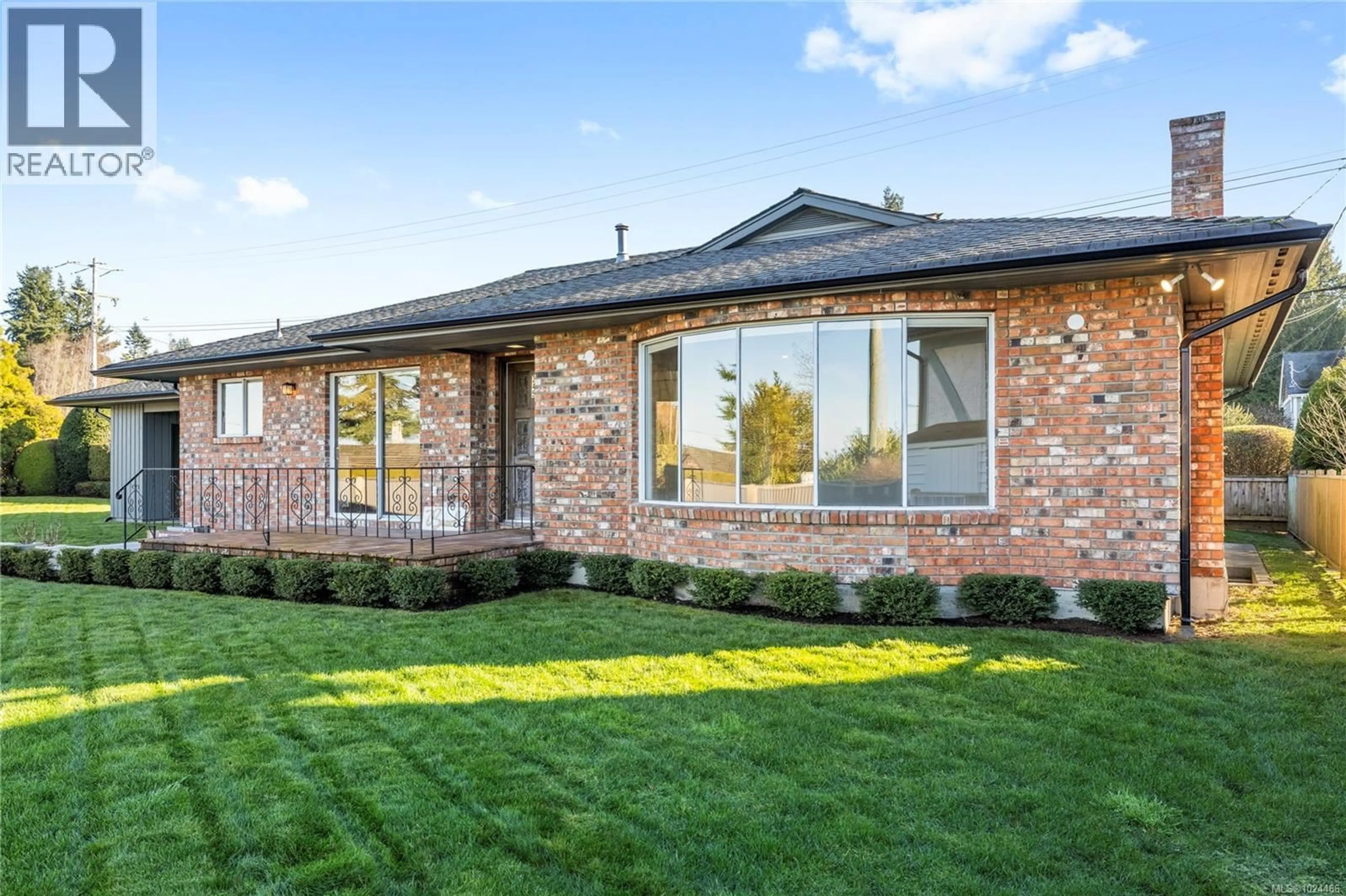 Home with brick exterior material, building for 245 ELIZABETH AVENUE, Qualicum Beach British Columbia V9K1G8