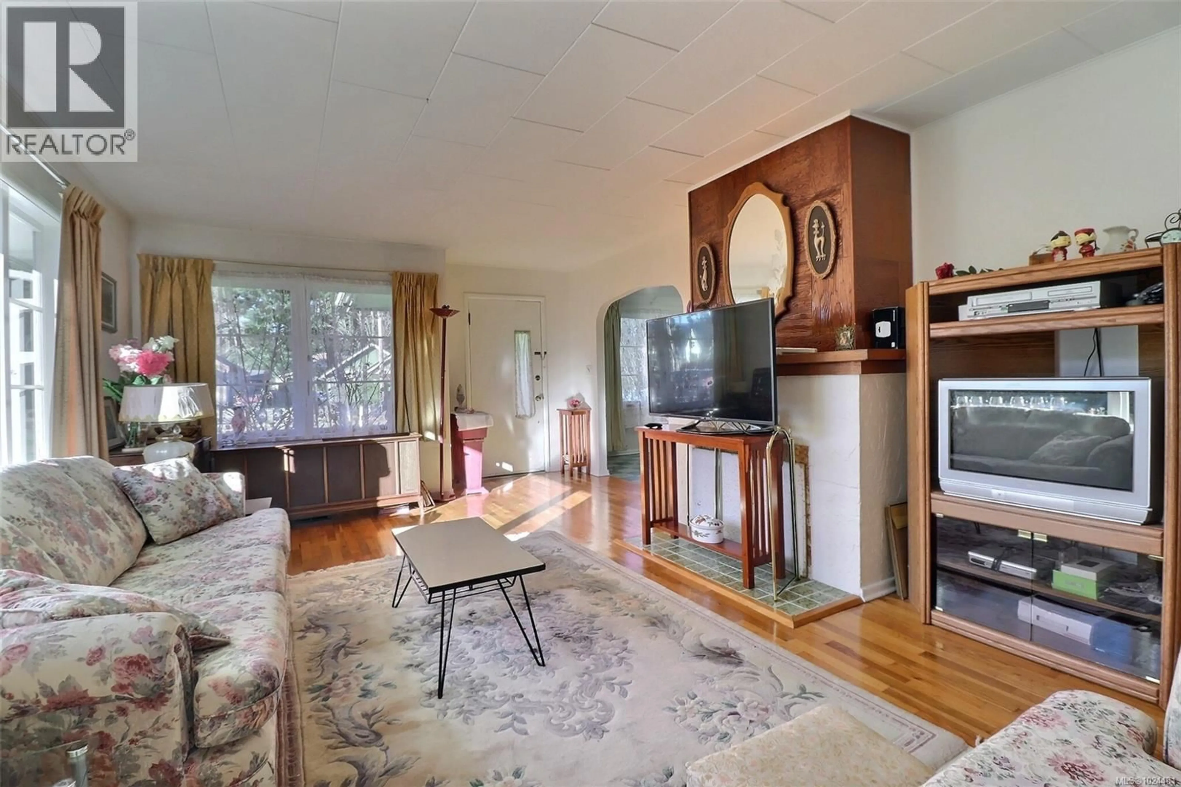 Living room with furniture, wood/laminate floor for 692 5TH STREET, Courtenay British Columbia V9N1K4