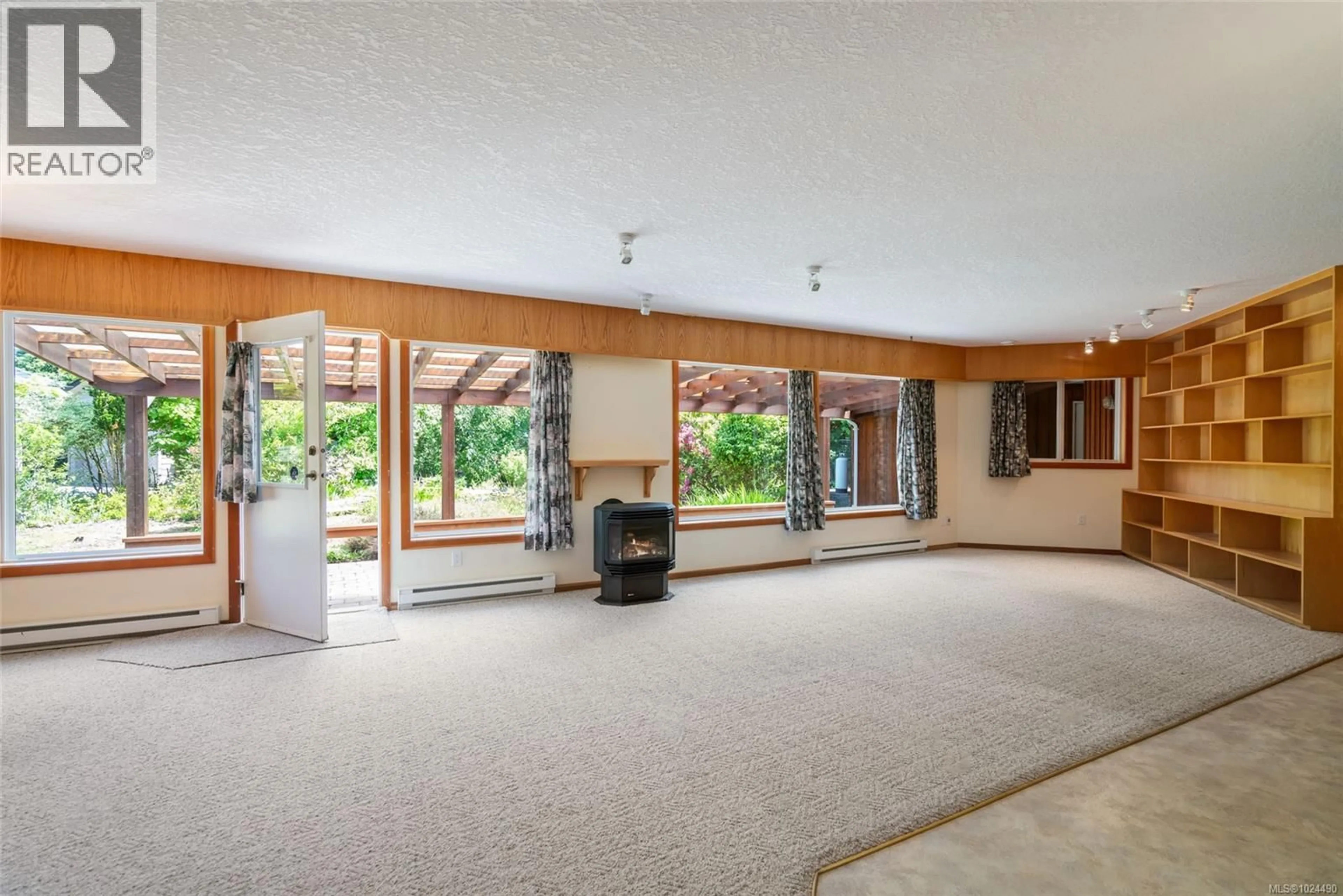 Indoor foyer for 321 MILL ROAD, Qualicum Beach British Columbia V9K1J1