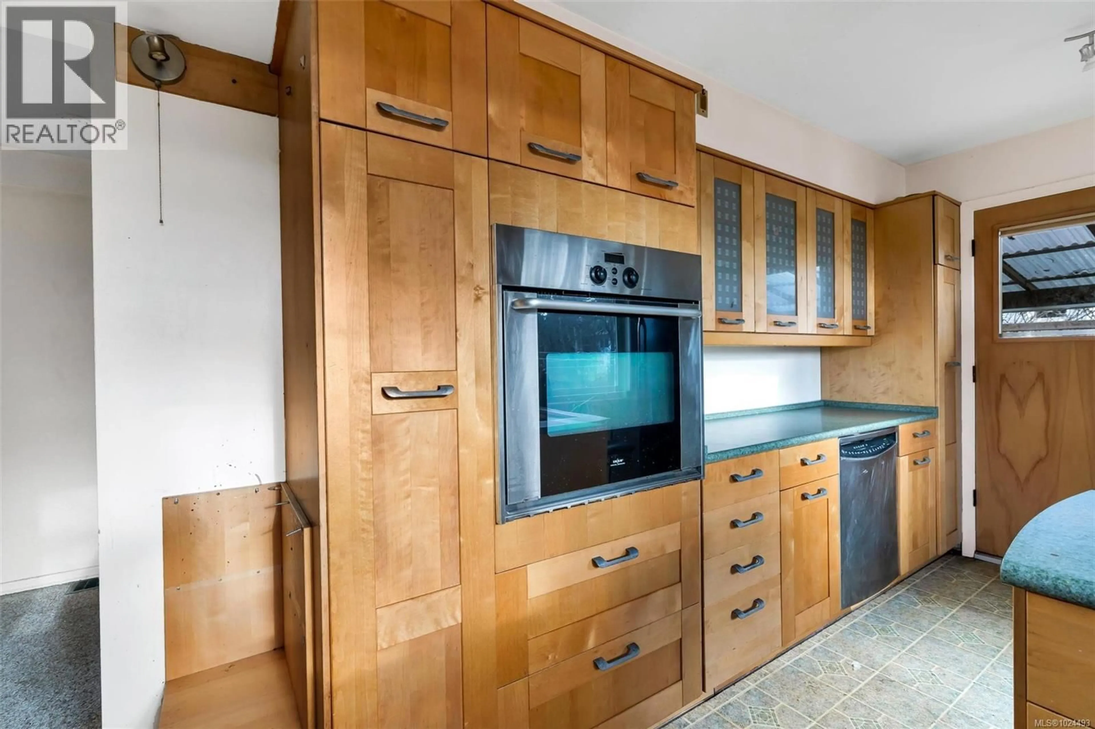 Standard kitchen, wood/laminate floor for 2227 EDGELOW STREET, Saanich British Columbia V8N1R6