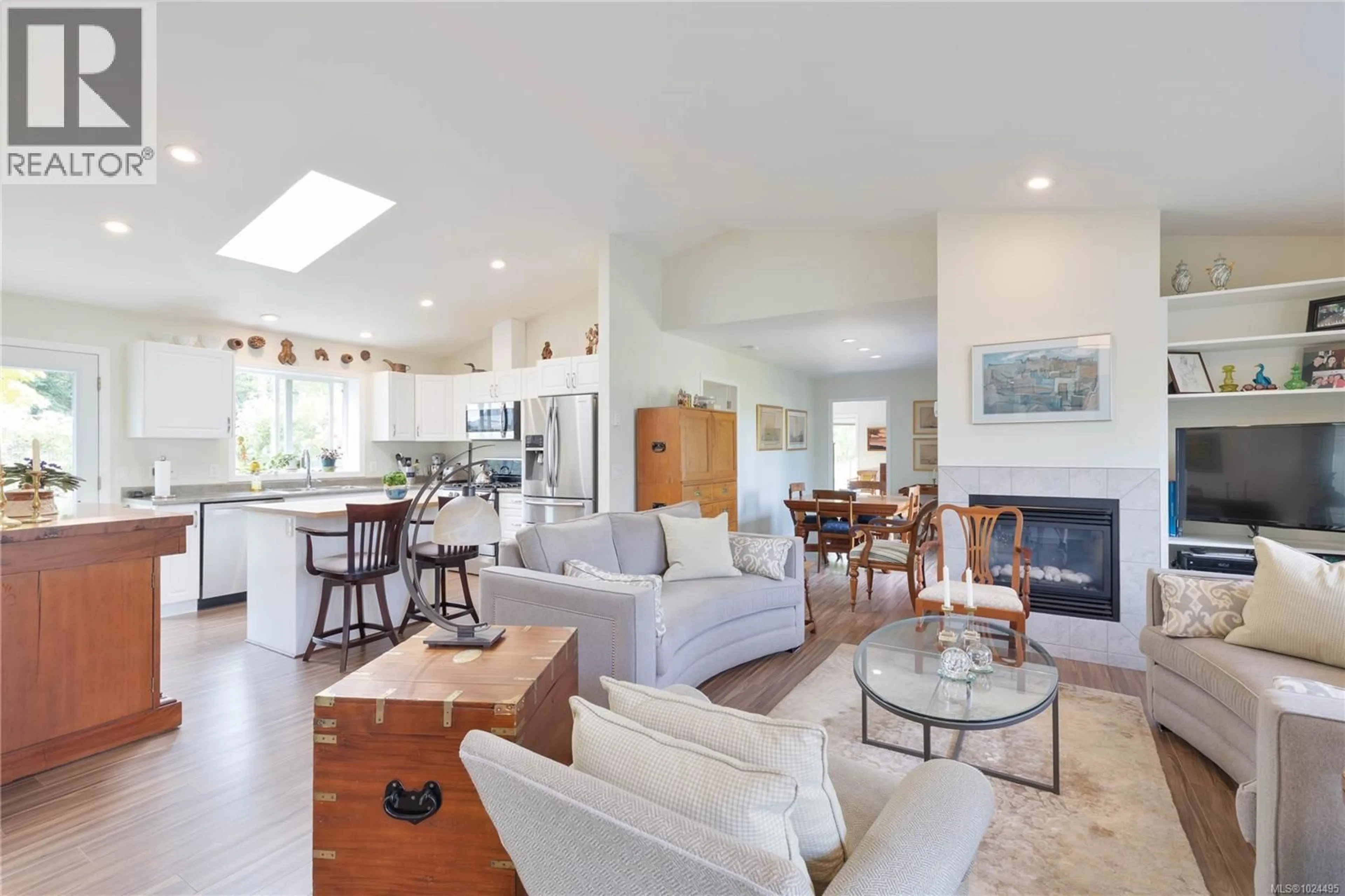 Living room with furniture, unknown for 226 MALIVIEW DRIVE, Salt Spring British Columbia V8K1B7