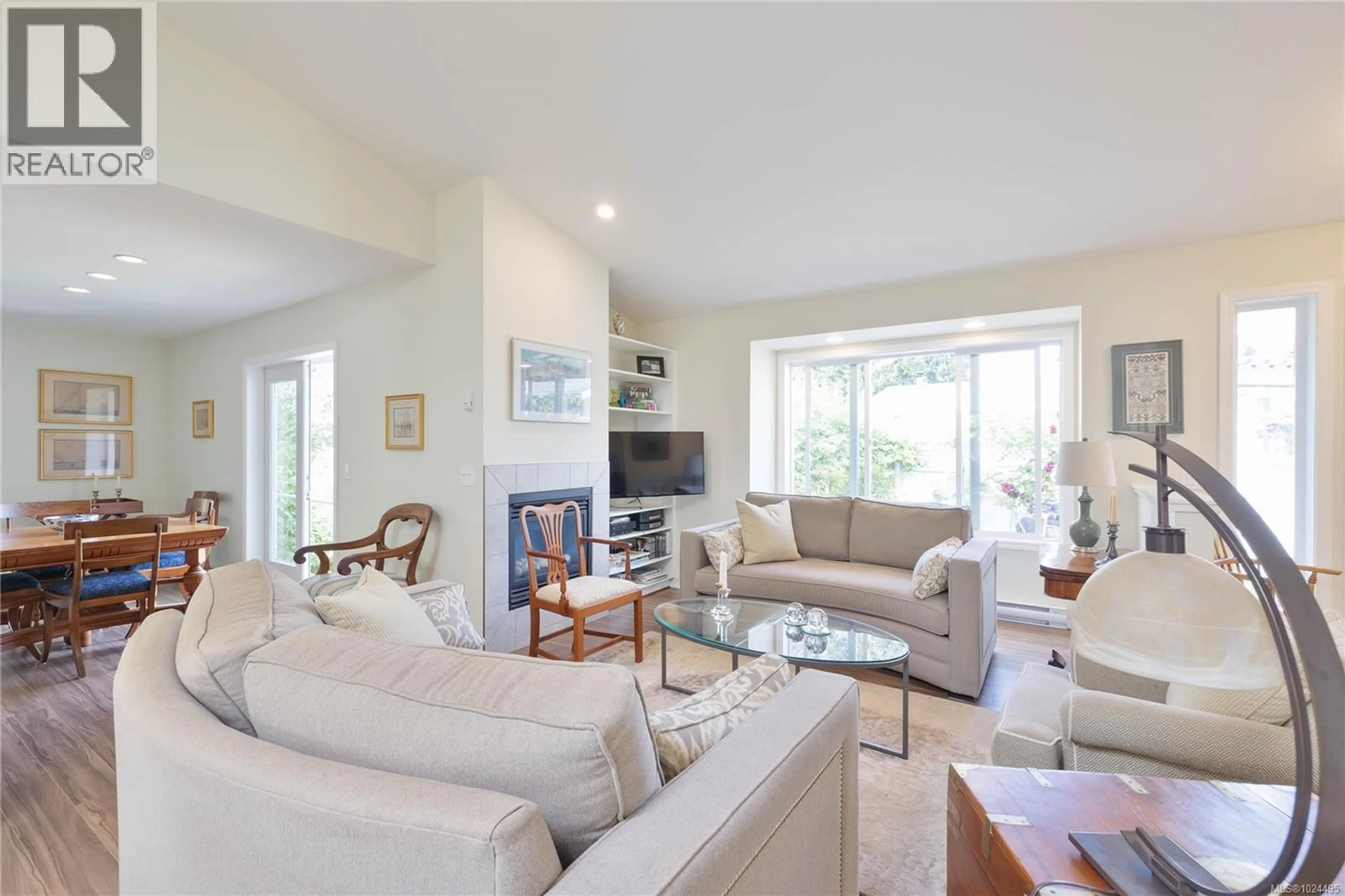 Living room with furniture, unknown for 226 MALIVIEW DRIVE, Salt Spring British Columbia V8K1B7