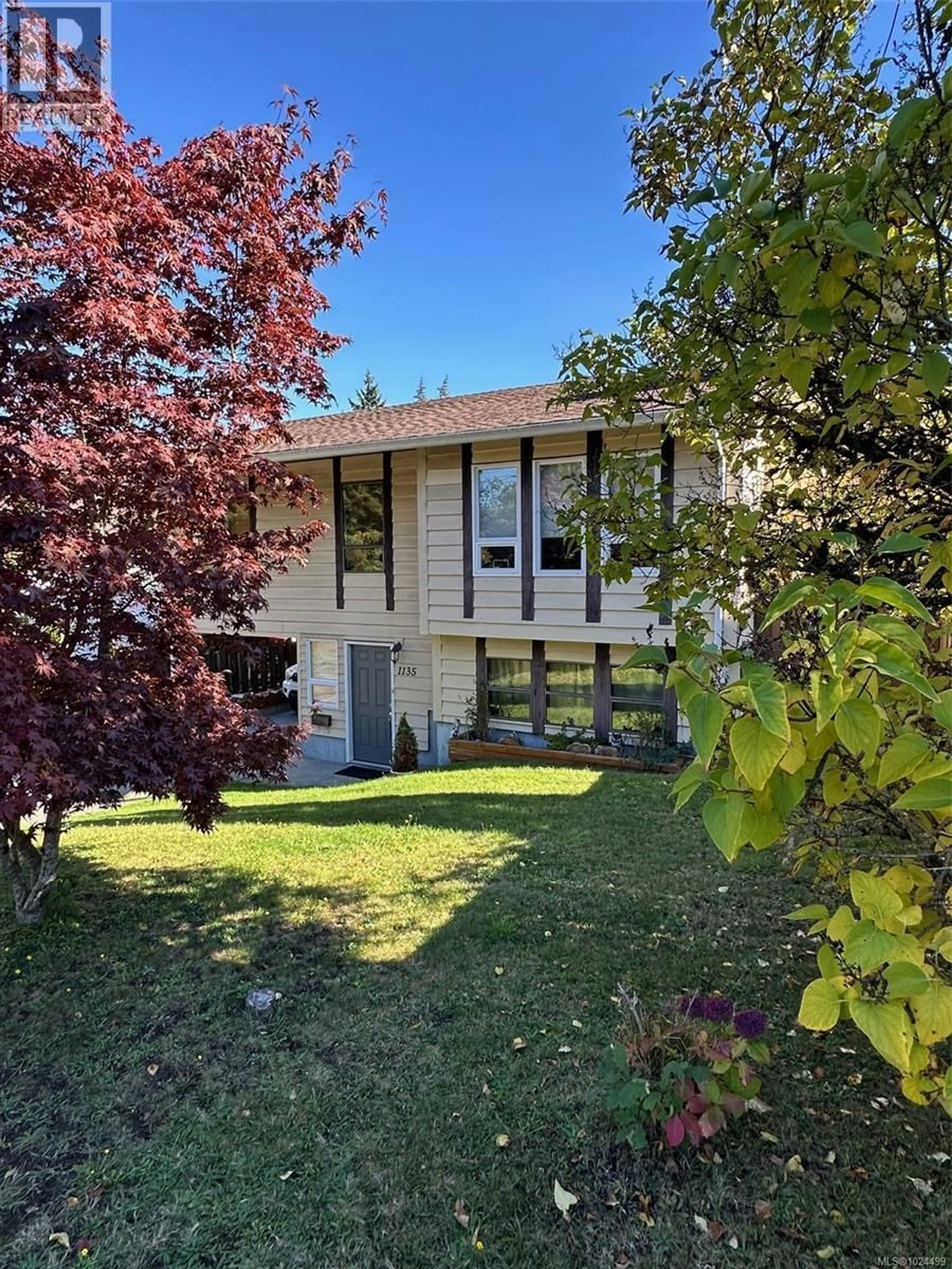 Home with vinyl exterior material, street for 1135 MCDONALD CRESCENT, Nanaimo British Columbia V9S5M1
