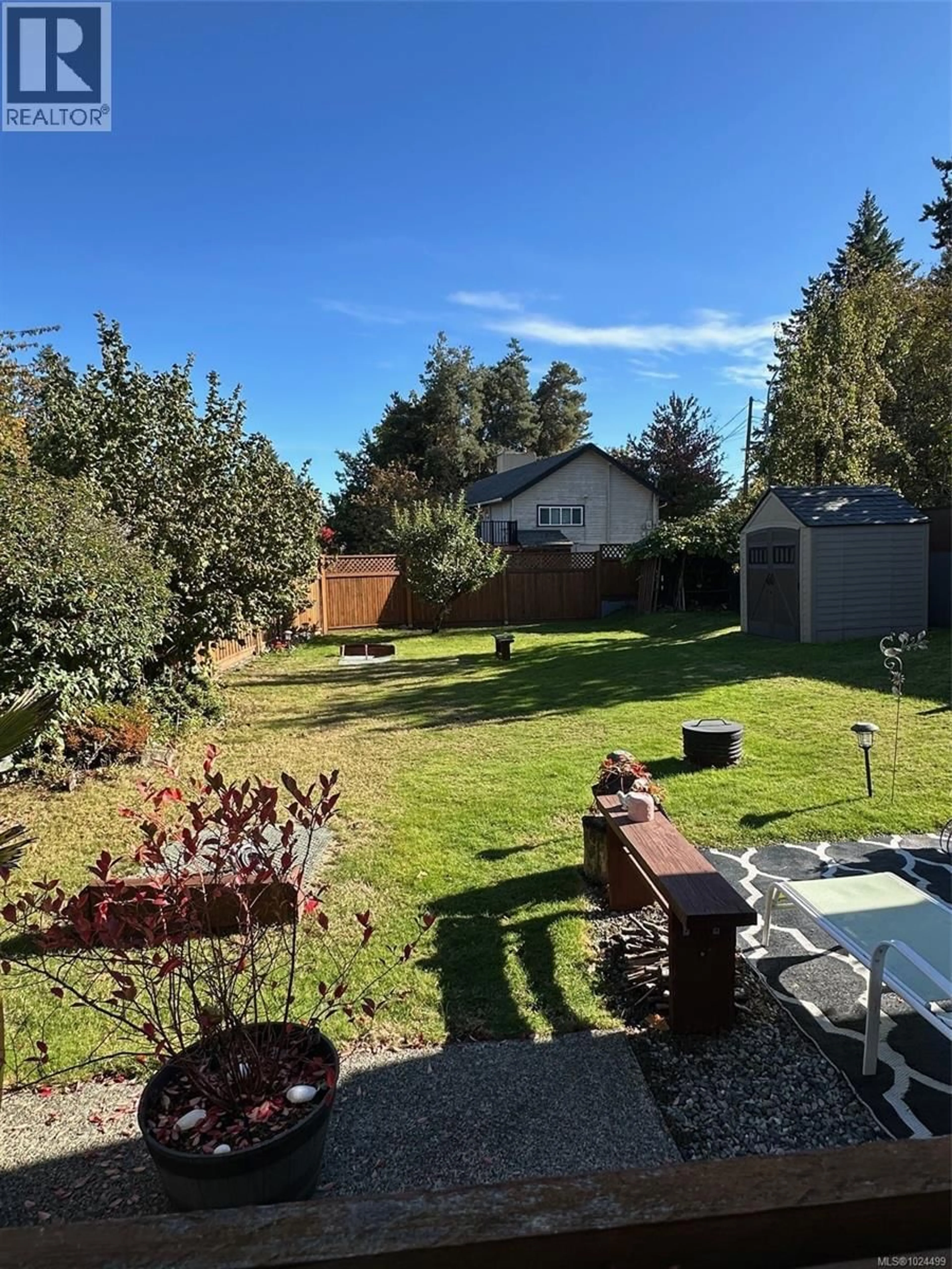 A pic from outside/outdoor area/front of a property/back of a property/a pic from drone, unknown for 1135 MCDONALD CRESCENT, Nanaimo British Columbia V9S5M1
