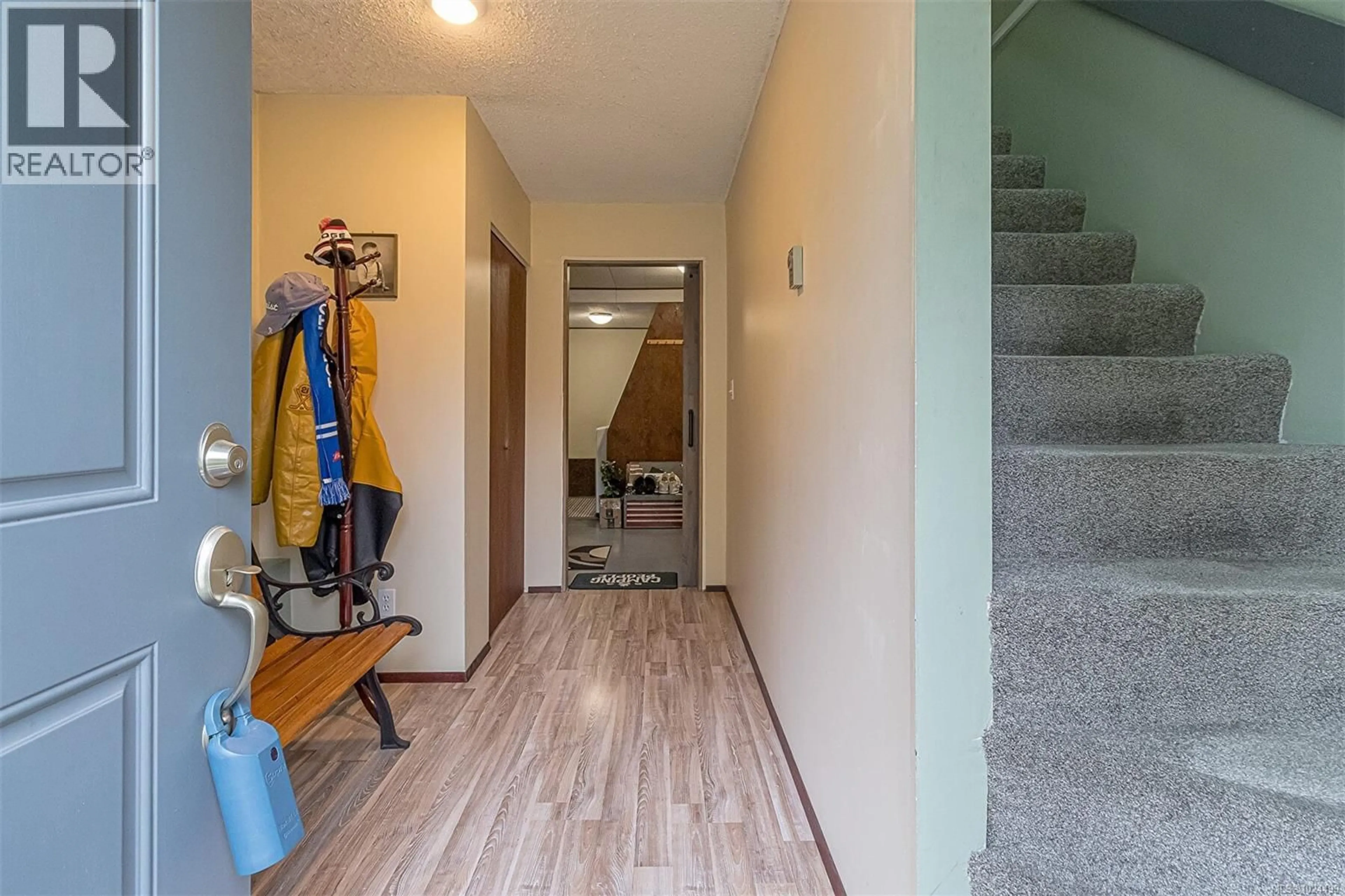 Indoor foyer for 1135 MCDONALD CRESCENT, Nanaimo British Columbia V9S5M1