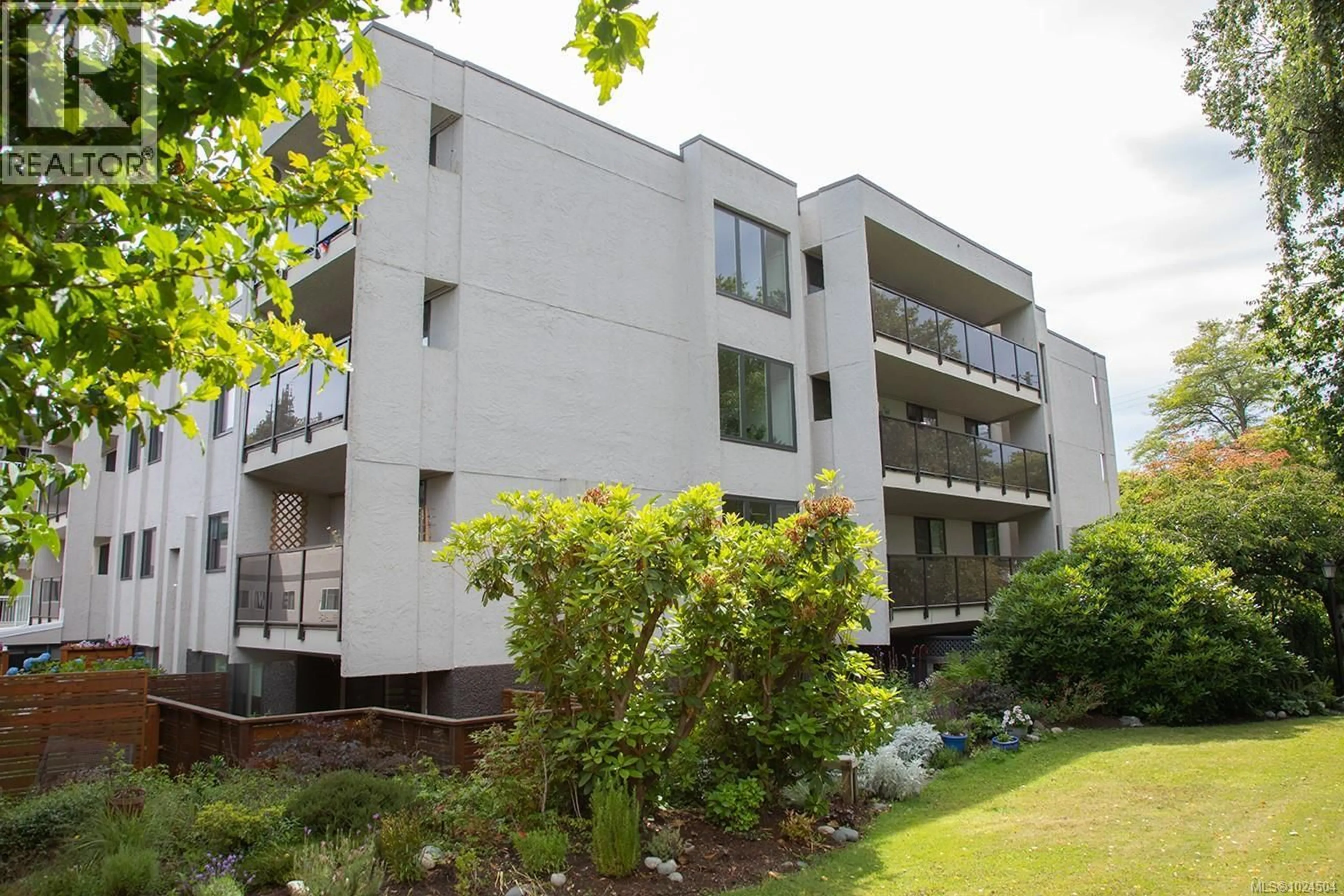 Patio, building for 305 - 1151 OSCAR STREET, Victoria British Columbia V8V2X5